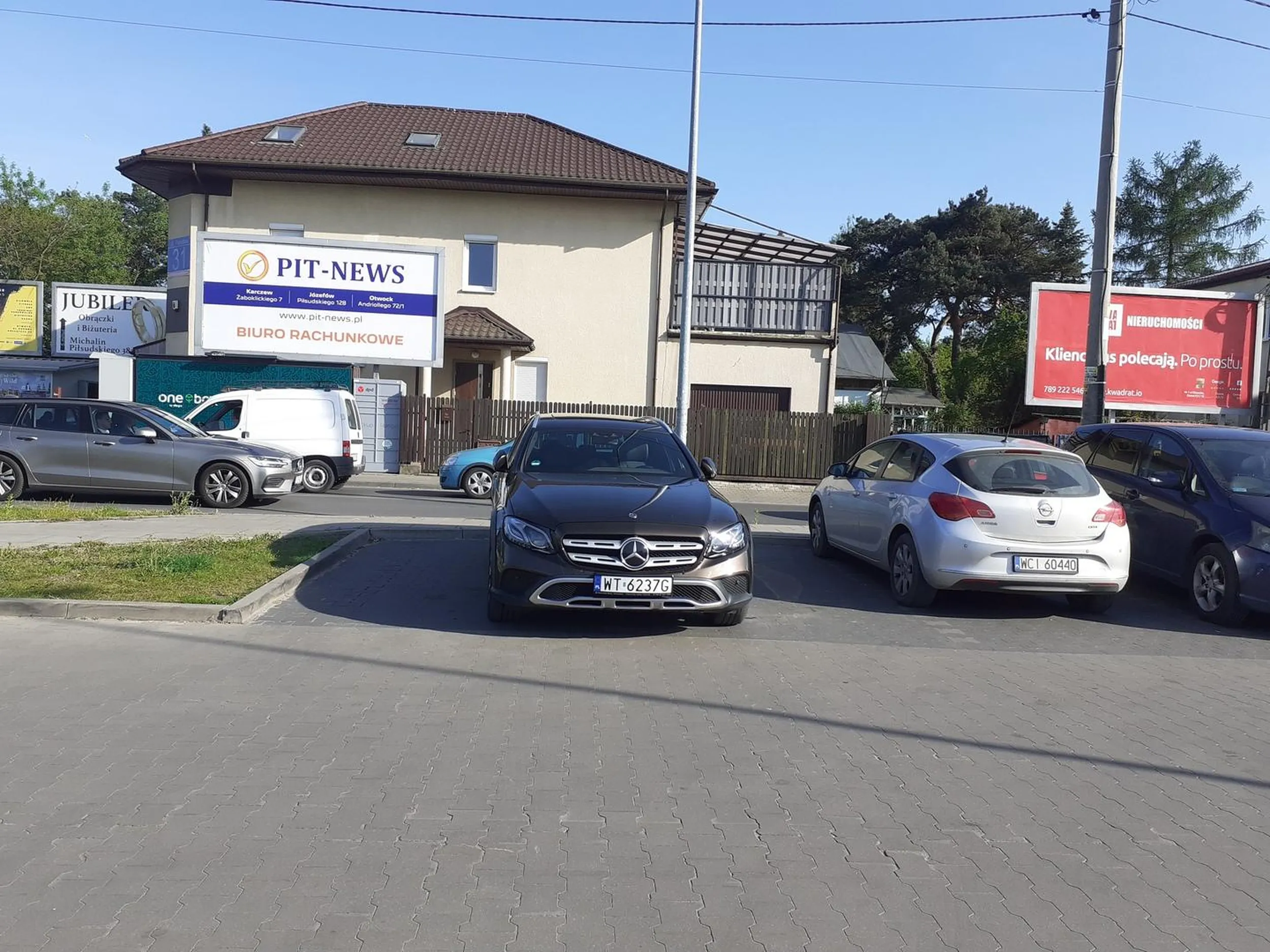 Wtorek, 30.04.2024 r. Dzień przed majówką. Pod Biedronką tłoczno, ciężko zaparkować. Podjeżdza gruba, tleniona na żółto blondyna. Staje na dwóch miejsach, wysiada i sprawdza czy dobrze stoi - najwidoczniej właśnie tak chciała zaparkować. Zadowalona popełzła do sklepu. Pozdrawiam cię pasztecie, serdecznie środkowym palcem.