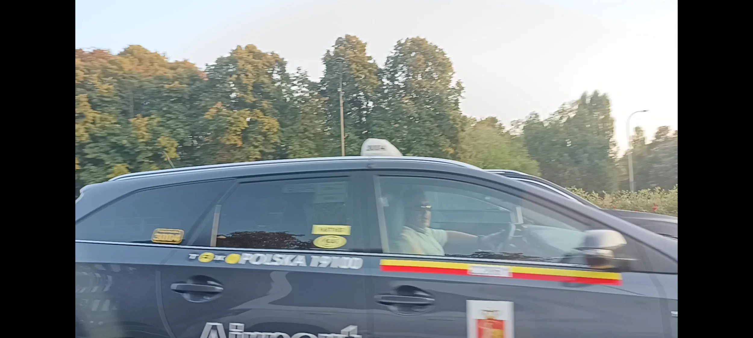 Menda z Taxi zajechał mi drogę prawie przycierając mi auto i do tego zmieniał pasy jezdni na linii ciągłej. Tłustej mendy nie pozdrawiam.