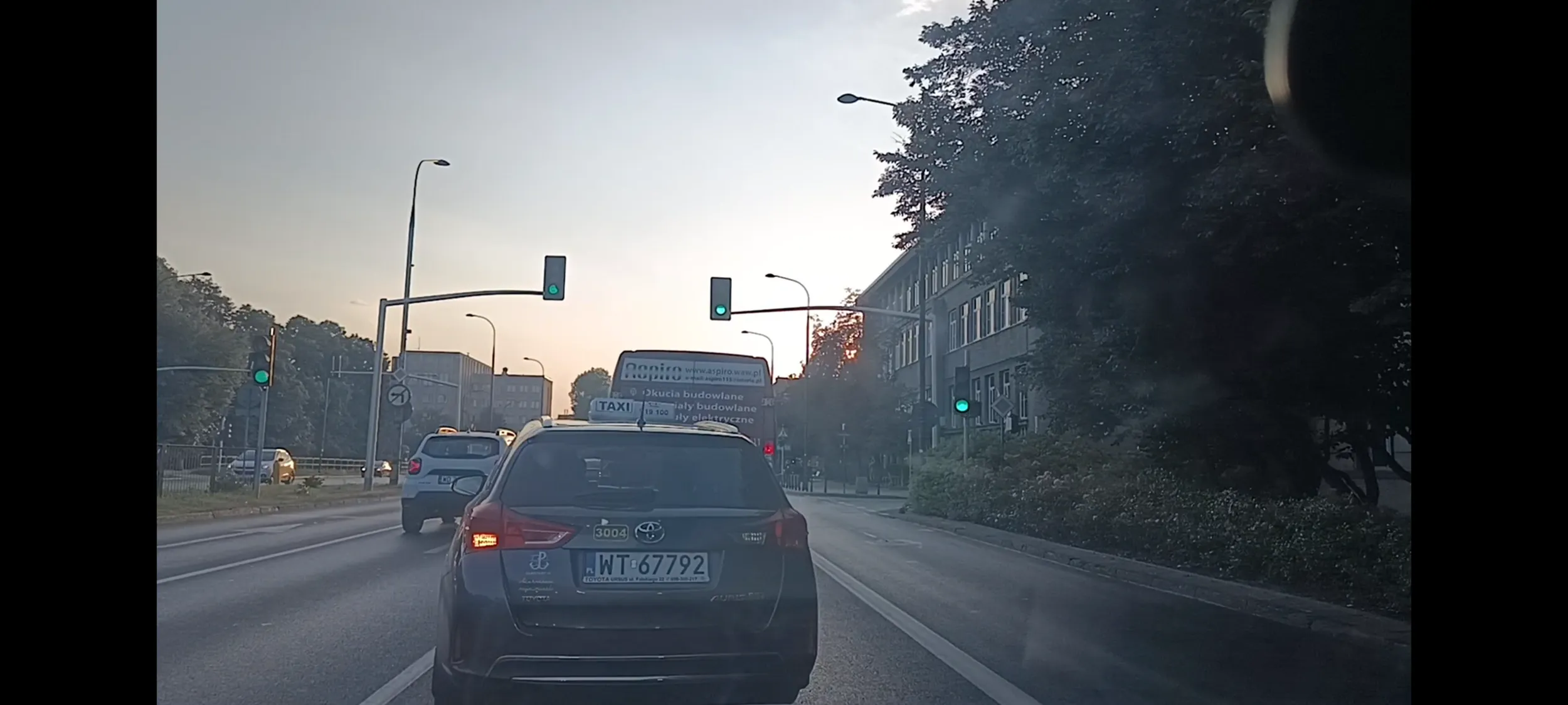 Menda z Taxi zajechał mi drogę prawie przycierając mi auto i do tego zmieniał pasy jezdni na linii ciągłej. Tłustej mendy nie pozdrawiam.
