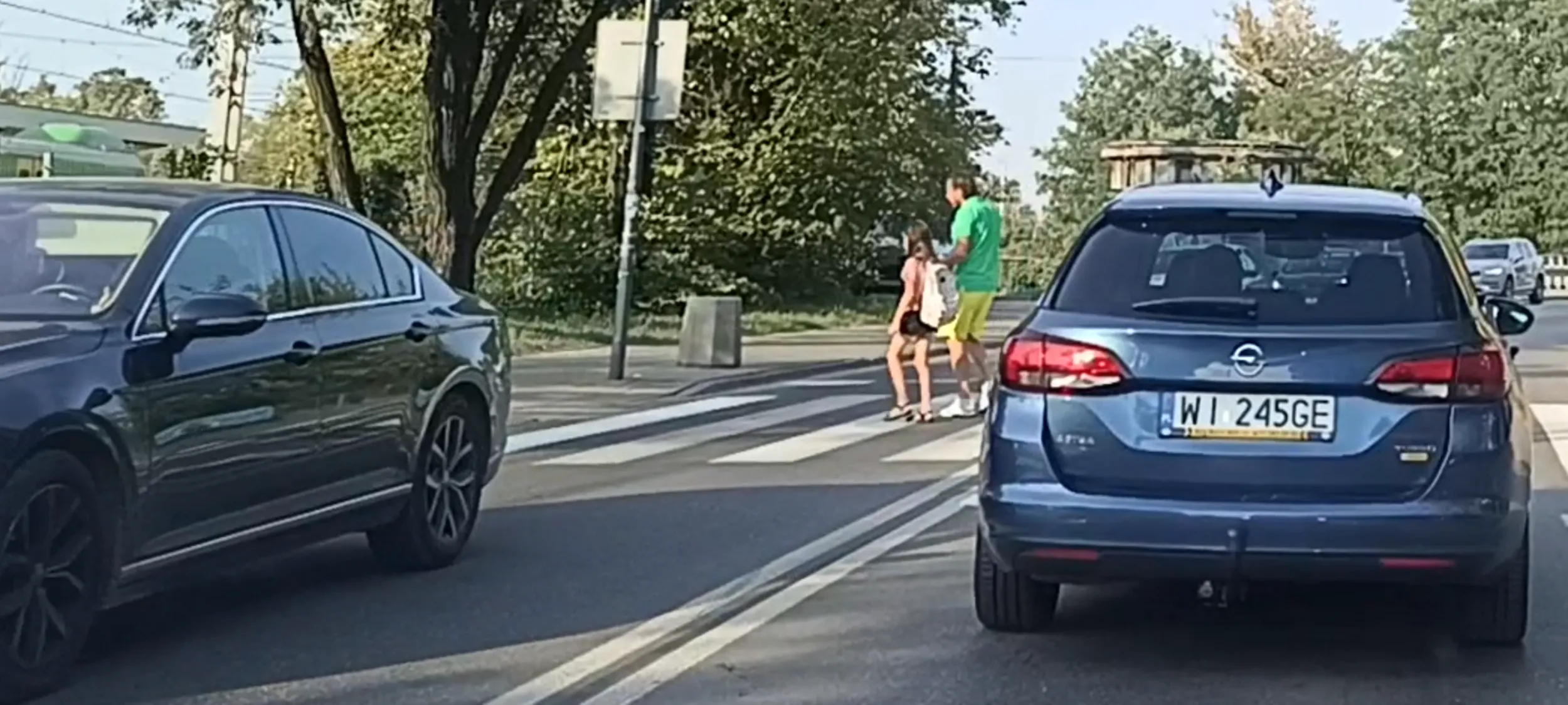 Kierująca to bandyta drogowy bo przejechała przez przejście dla pieszych którym szli piesi.