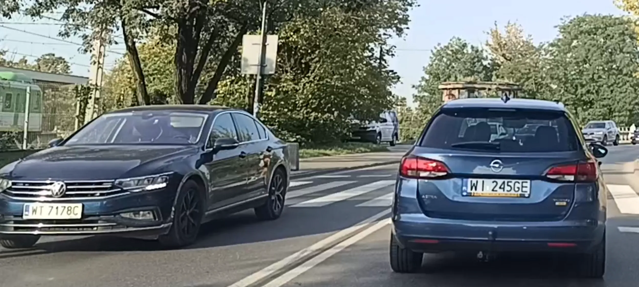 Kierująca to bandyta drogowy bo przejechała przez przejście dla pieszych którym szli piesi.