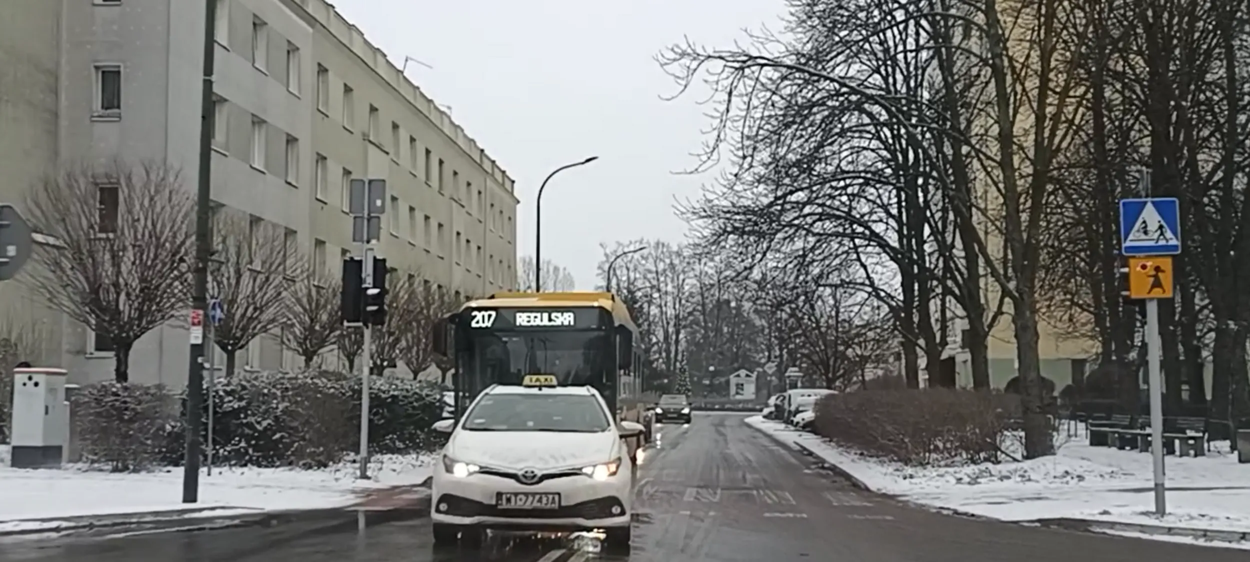 No jak pało stoisz na skrzyżowaniu? Wrr, blokujesz innym pas.