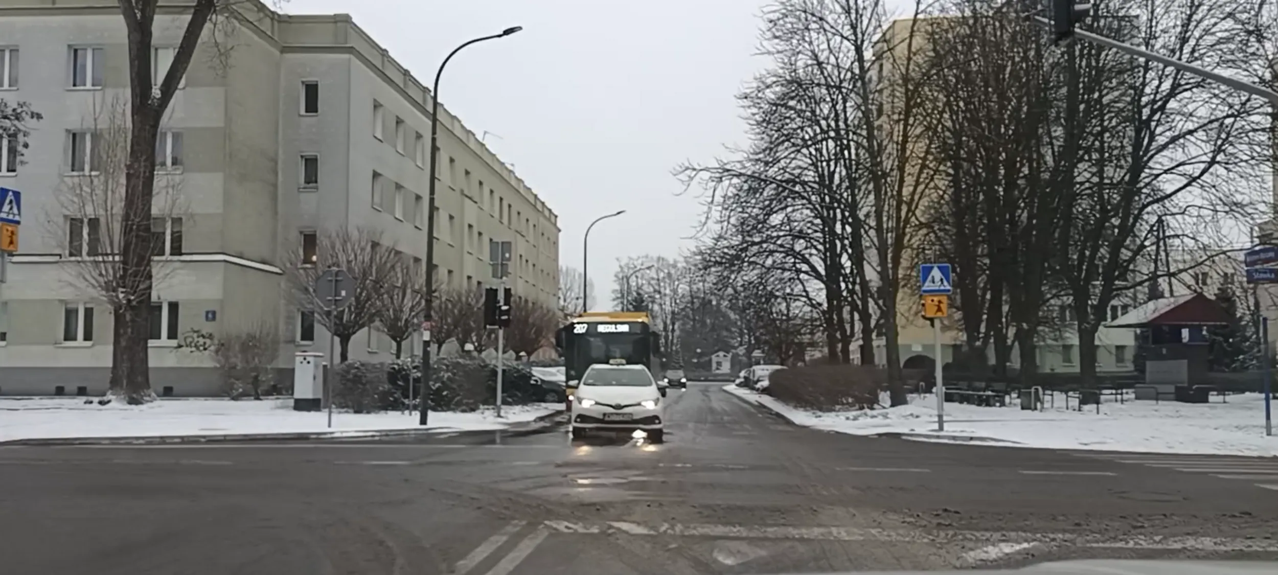 No jak pało stoisz na skrzyżowaniu? Wrr, blokujesz innym pas.