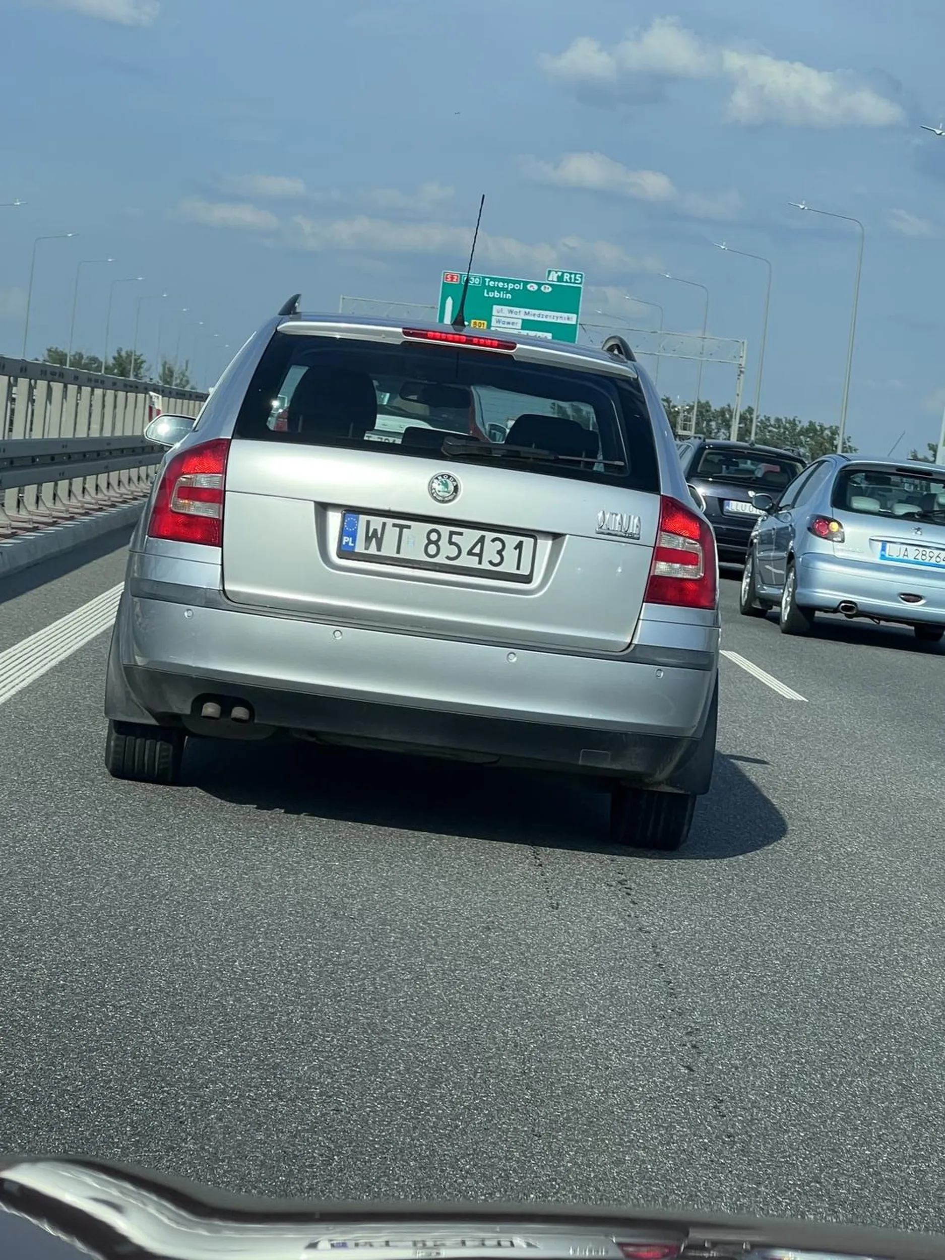 Typowy kierowca skody, lusterek tez się używa a nie tylko drążek zmiany biegów który sobie pchasz w dupsko