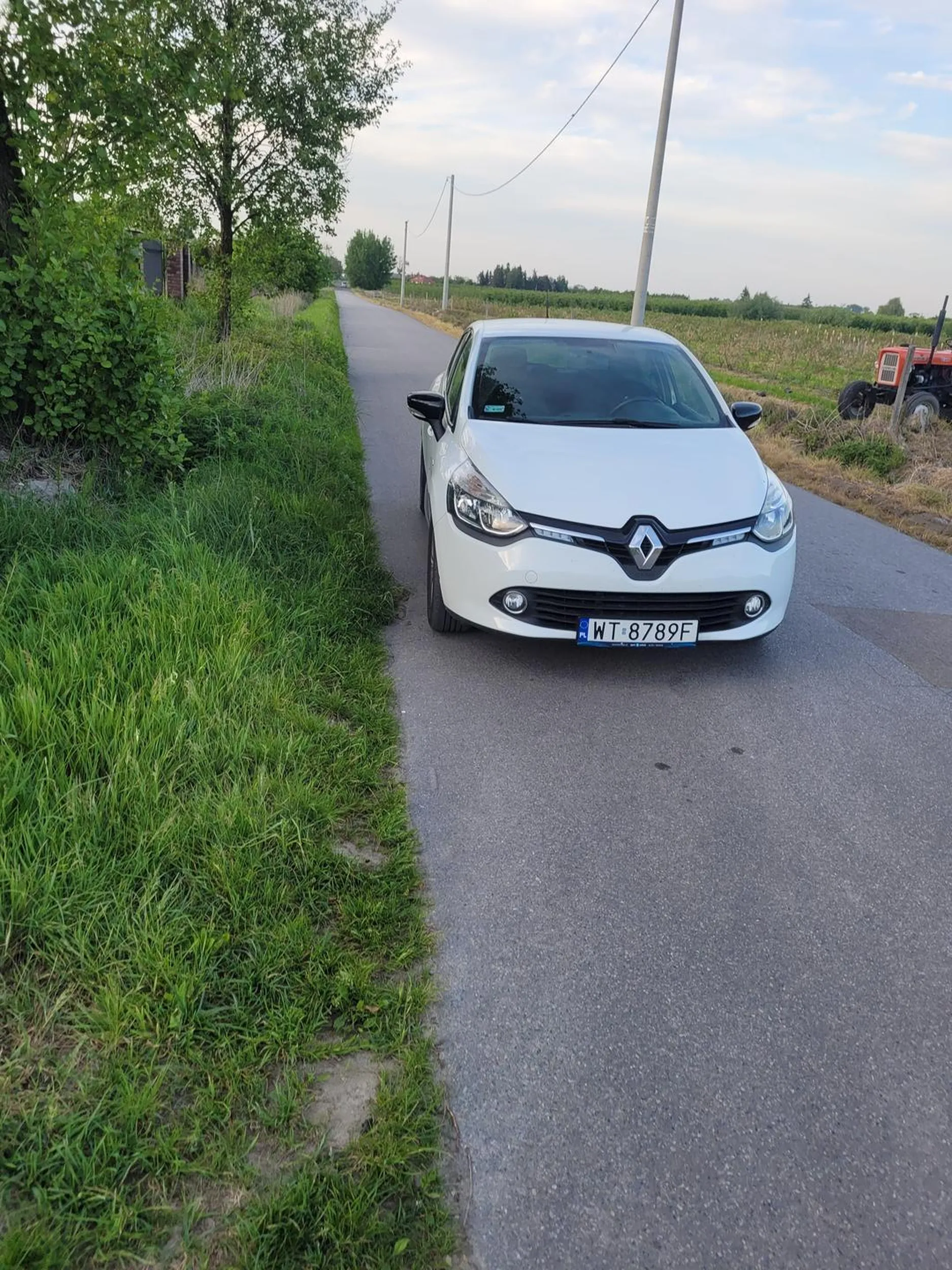 Kobieta zaparkowała na drodze. Miała w poważaniu moje prośby, uważała, że droga nie jest zbyt ruchliwa i może sobie tak stać.