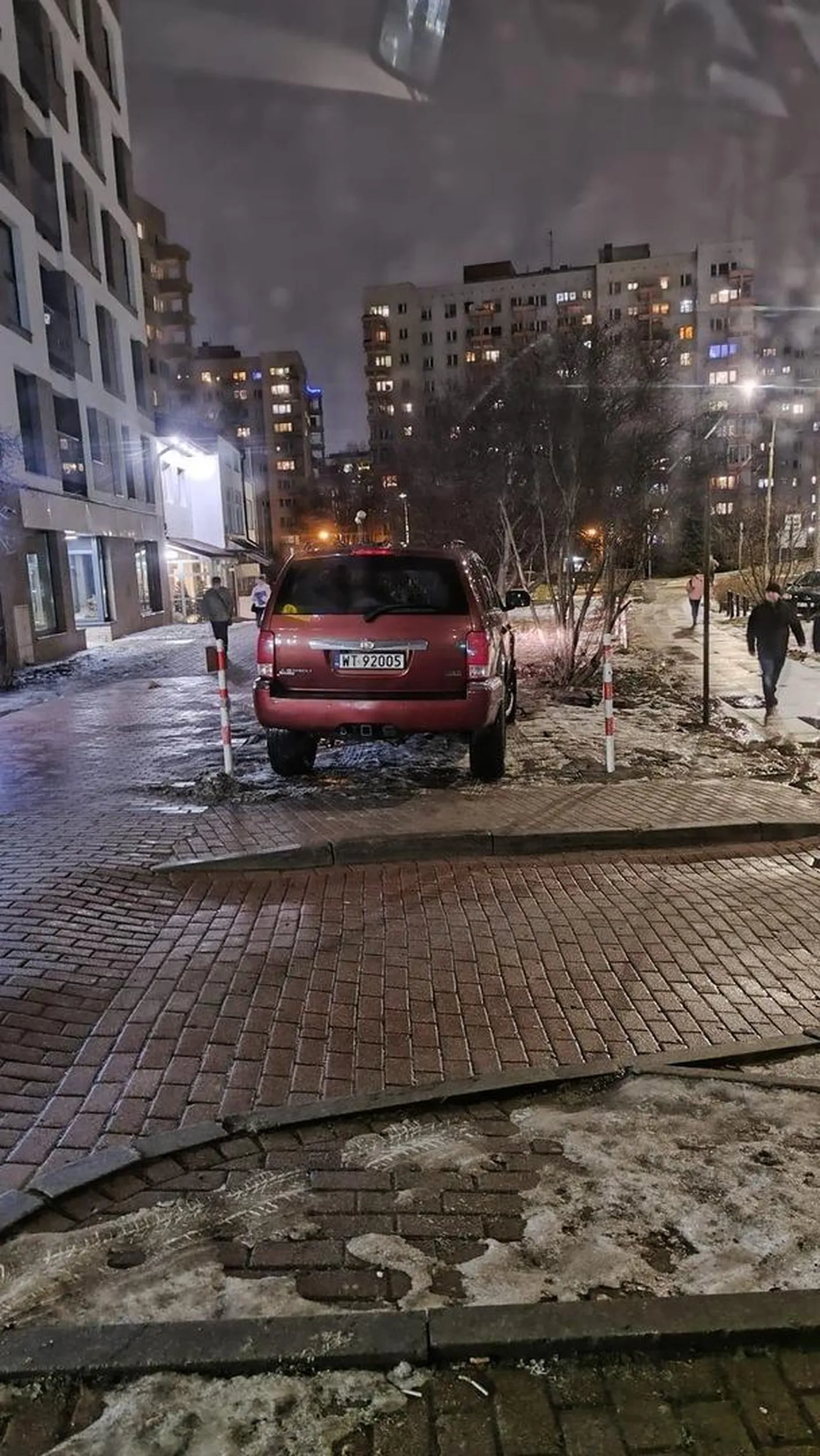 Udane parkowanie panie kierowco, życzę miłego zdrapywania naklejki :)