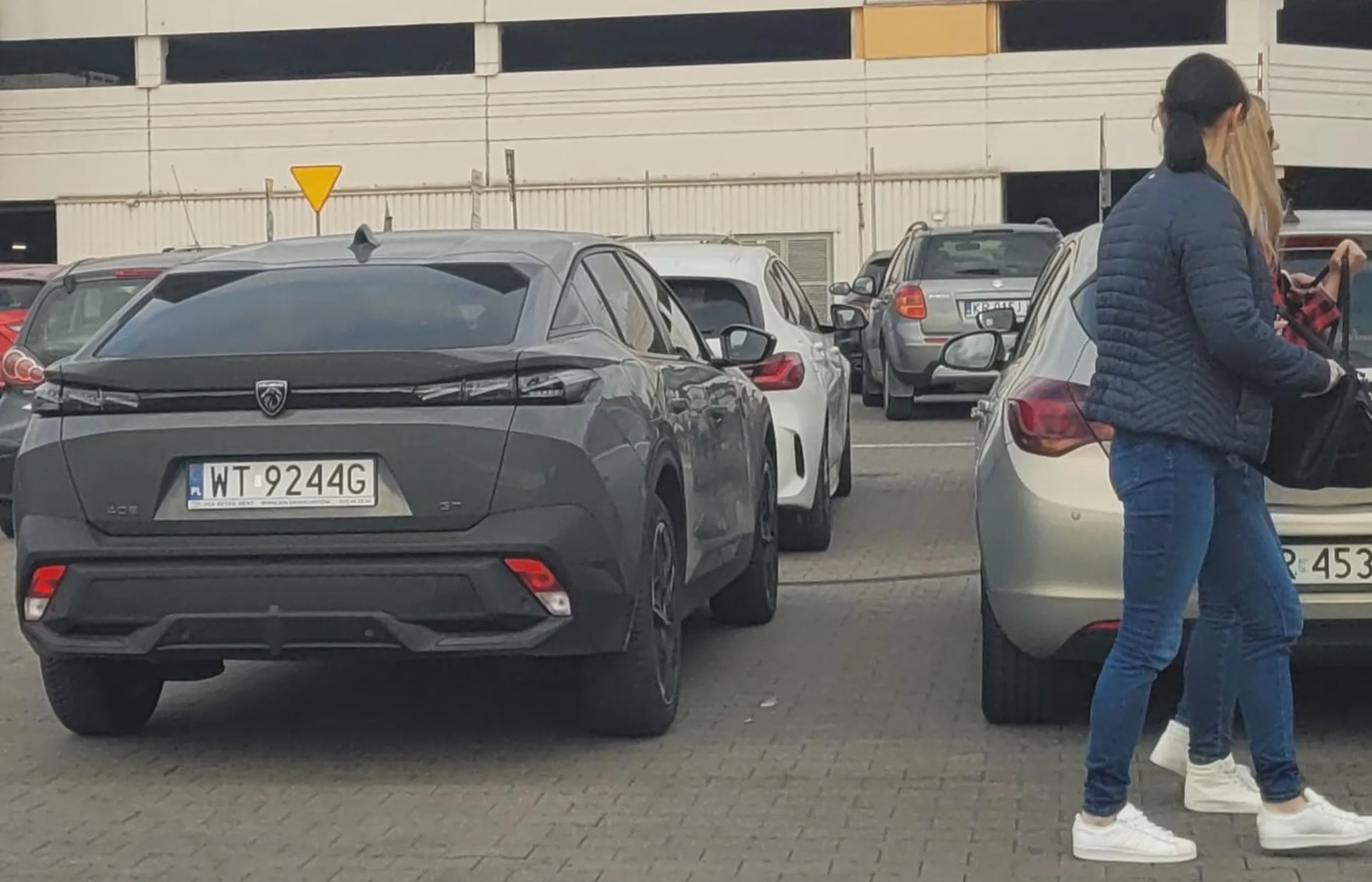 Agresywna kobieta, wyzywa kierowców myśli, że pozjadała wszystkie rozumy. Najlepiej nie parkować w pobliżu jej samochodu. Agresja i słownictwo jak na warszawkę przystało.  .