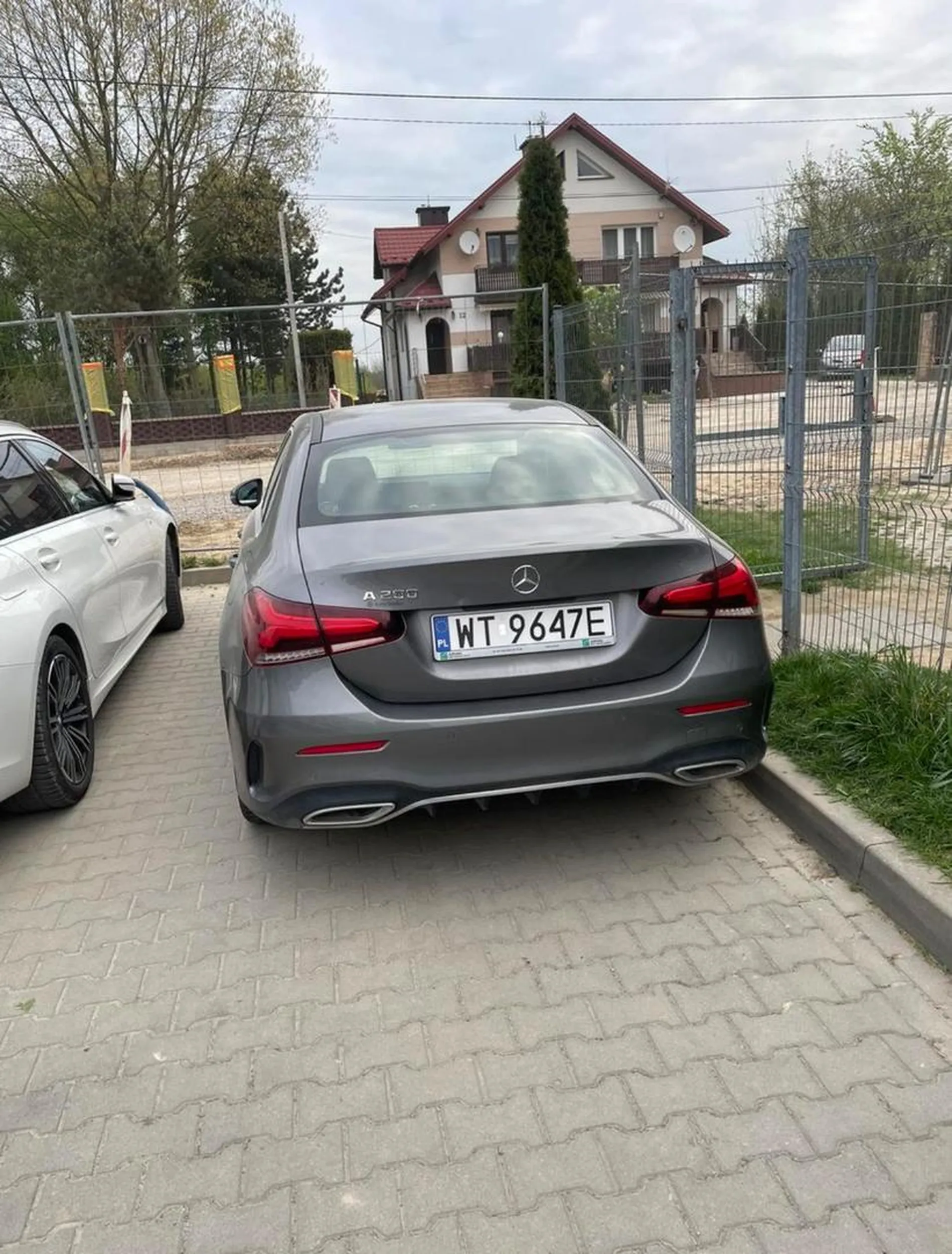 Gratulacje pomyślunku dla Pani! Albo totalnego braku empatii. Zastawione wyjście z osiedla, na przejscie z wózkiem nie ma szans!