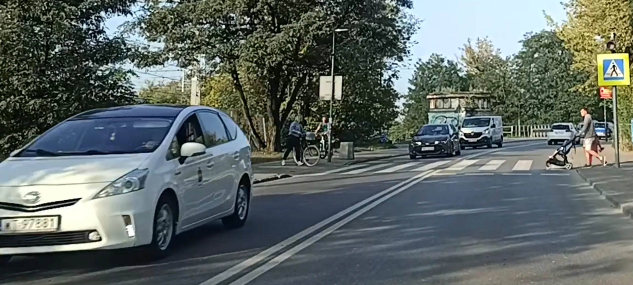 Bandyta drogowy przejeżdża przez przejście dla pieszych i nie ustąpił pierwszeństwa pieszemu na przejściu