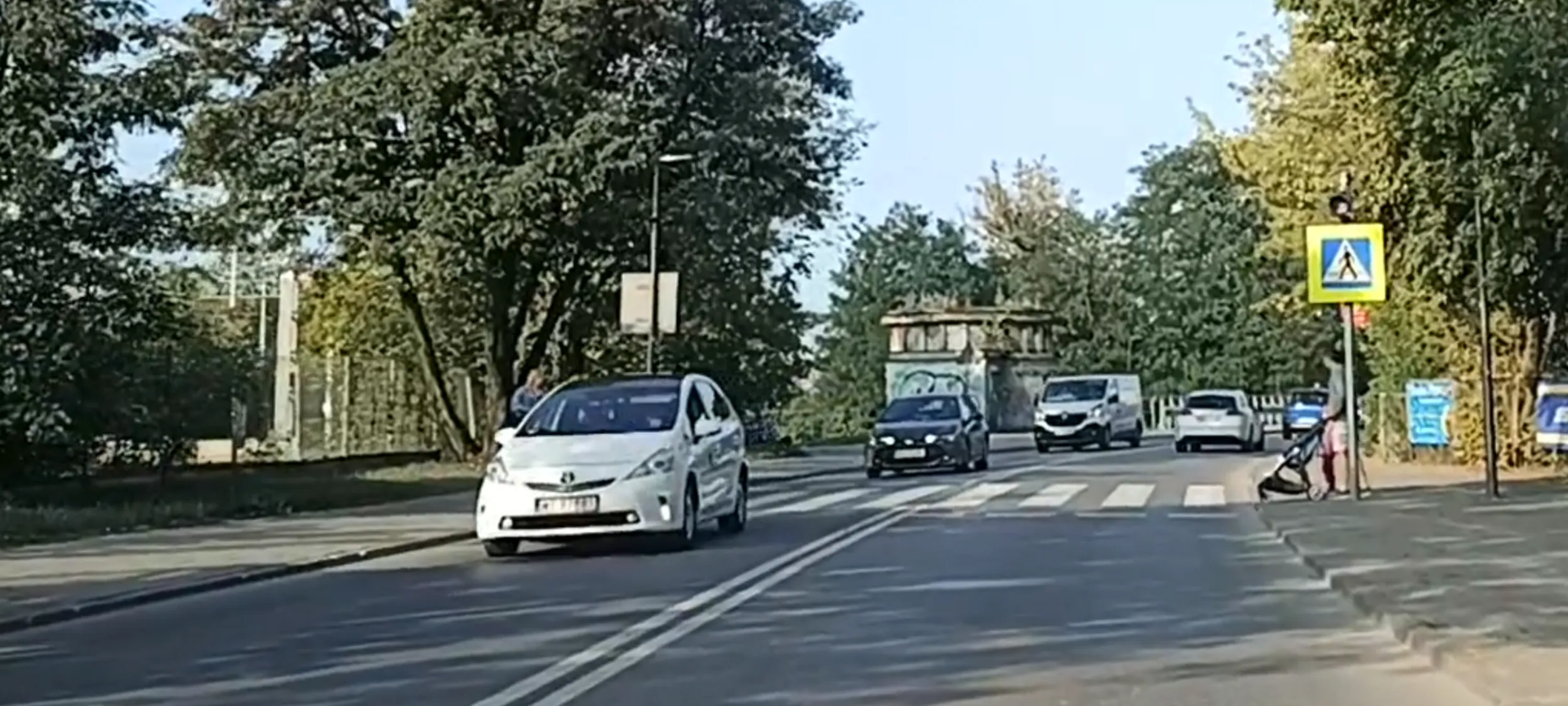 Bandyta drogowy przejeżdża przez przejście dla pieszych i nie ustąpił pierwszeństwa pieszemu na przejściu