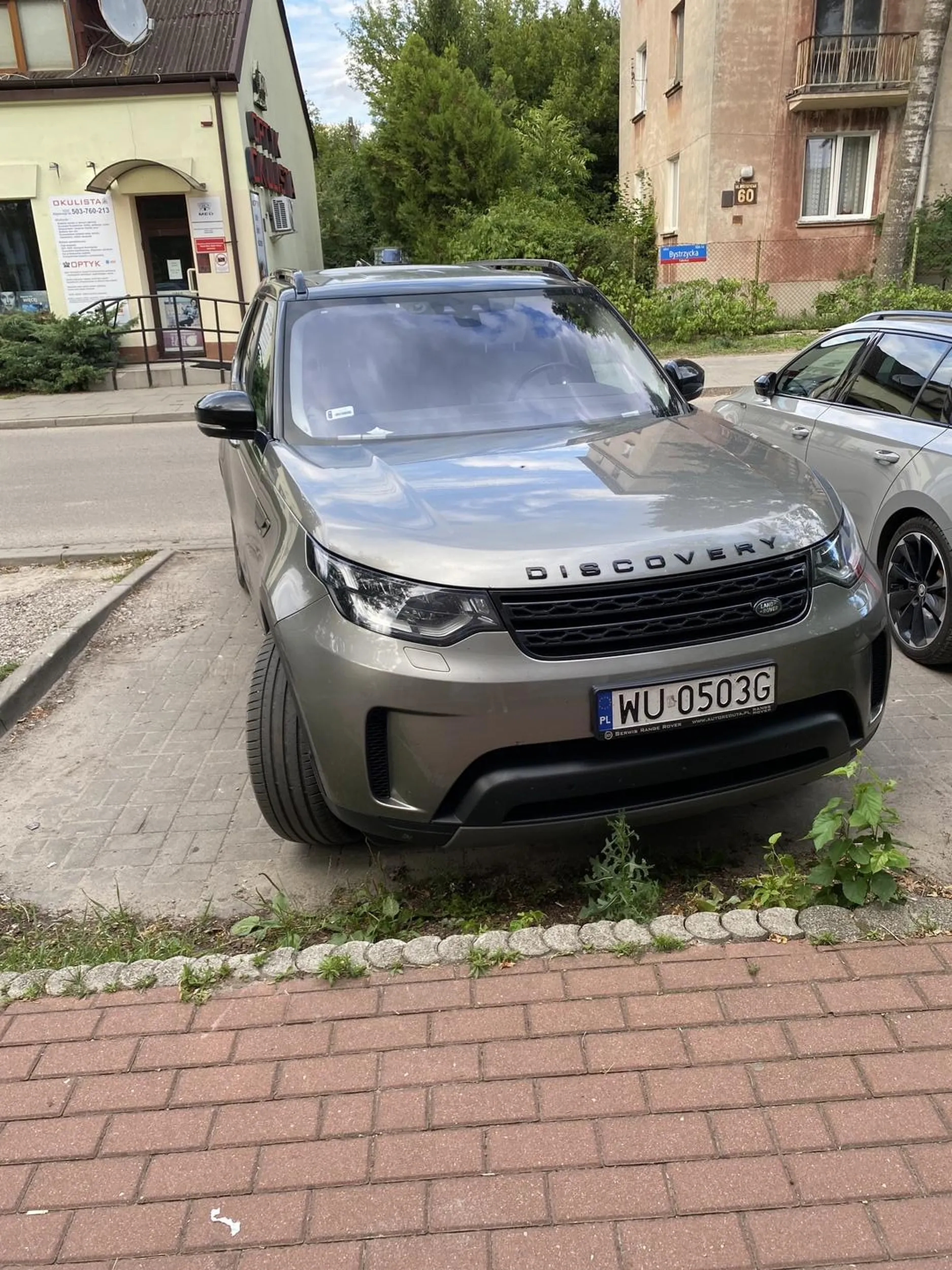 Kupują wielkie auta a potem nie potrafią zaparkować