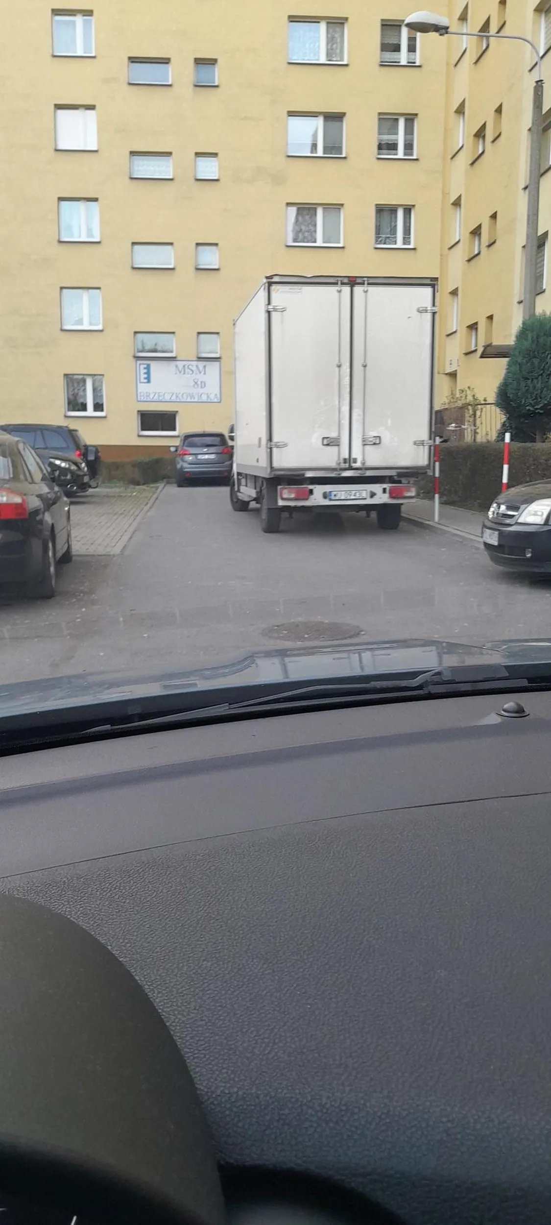 Przyjechał,  zaparkował, zablokowal wyjazd aut stojacych z boku, bo jak wiadomo zeby wyjechac z bocznego miejsca parkingowego potrzeba trocę wiecej miejsca niż w przypadku omijania jadąc na wprost.  Pajac zaparkował i poszedł na obiadek, na sex , diabli wiedzą  co tam robił