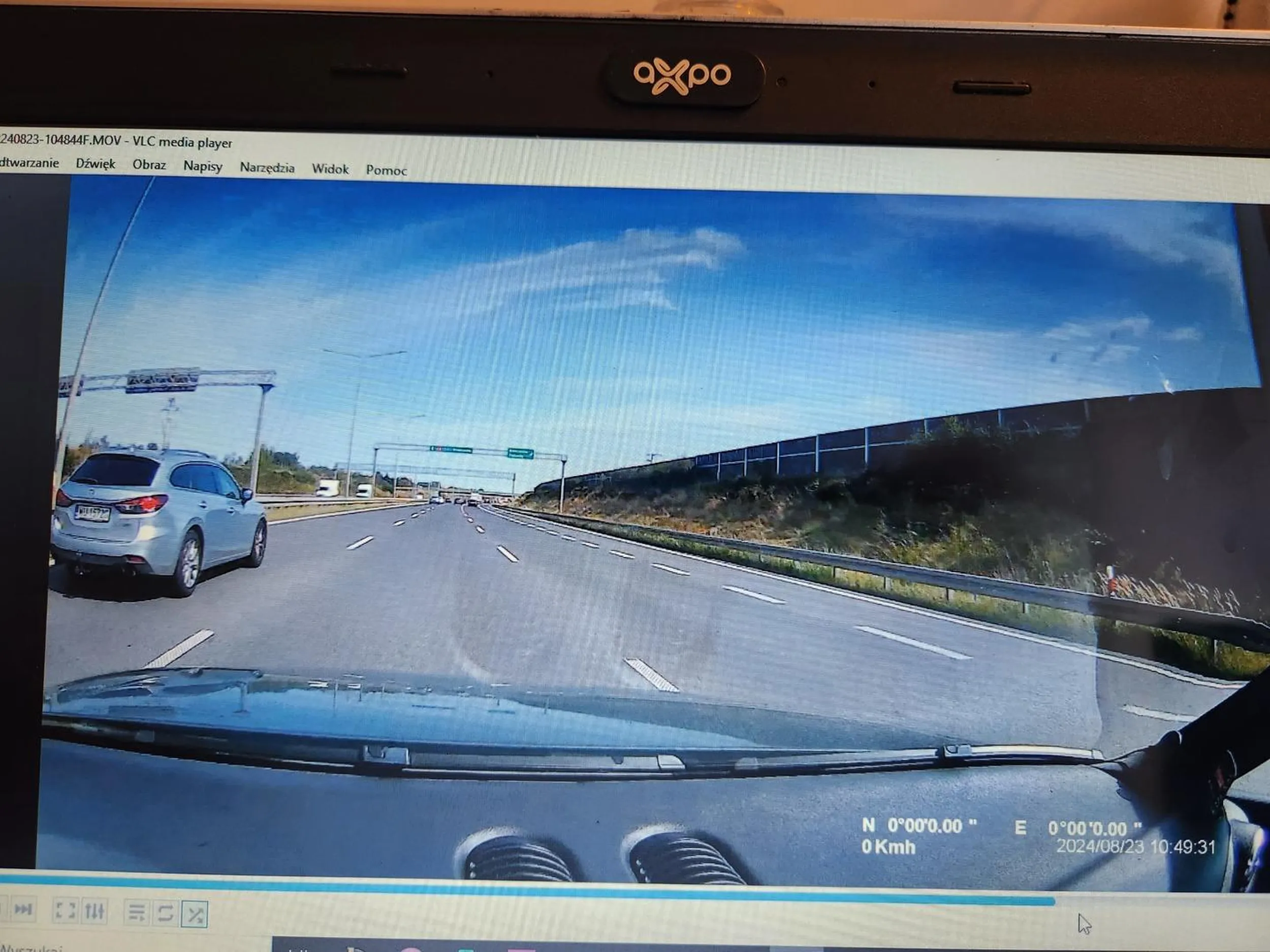 Są 3 pasy wolne i jeden po prawej do zjazdu (łącznie 4) to lamus jedzie skrajnym lewym i stwarza zagrożenie wyprzedzając go środkowym bądź prawym nie wiem czy nagle nie wyjedzie.