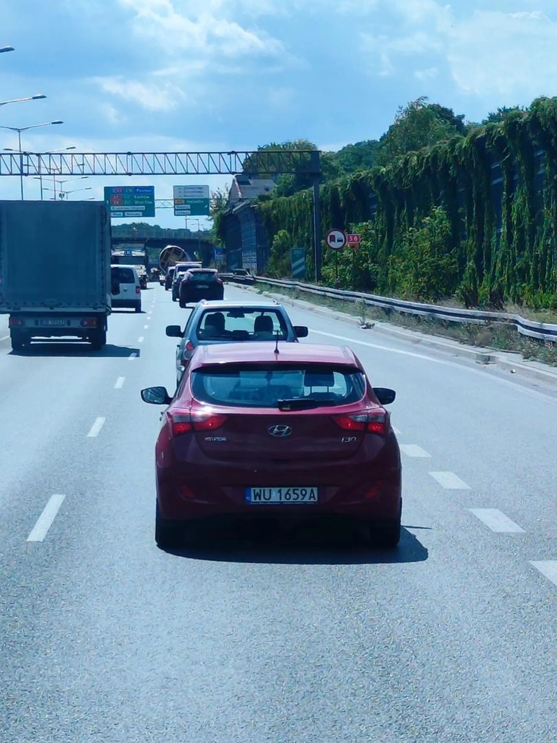 Kobieta z niepełnosprawnością umysłowa , która powoduje prawie wypadek bo nie zna zasady jazdy na suwak