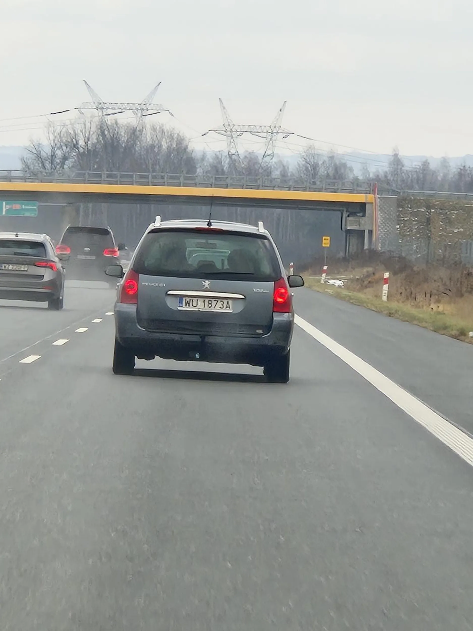 Kierowca gwałtownie zajeżdża drogę na drodze szybkiego ruchu. Przy wyprzedzaniu nie zachowuje bezpiecznej odległości zmieniając pas z lewego na prawy wjeżdżając przed samą maskę.
