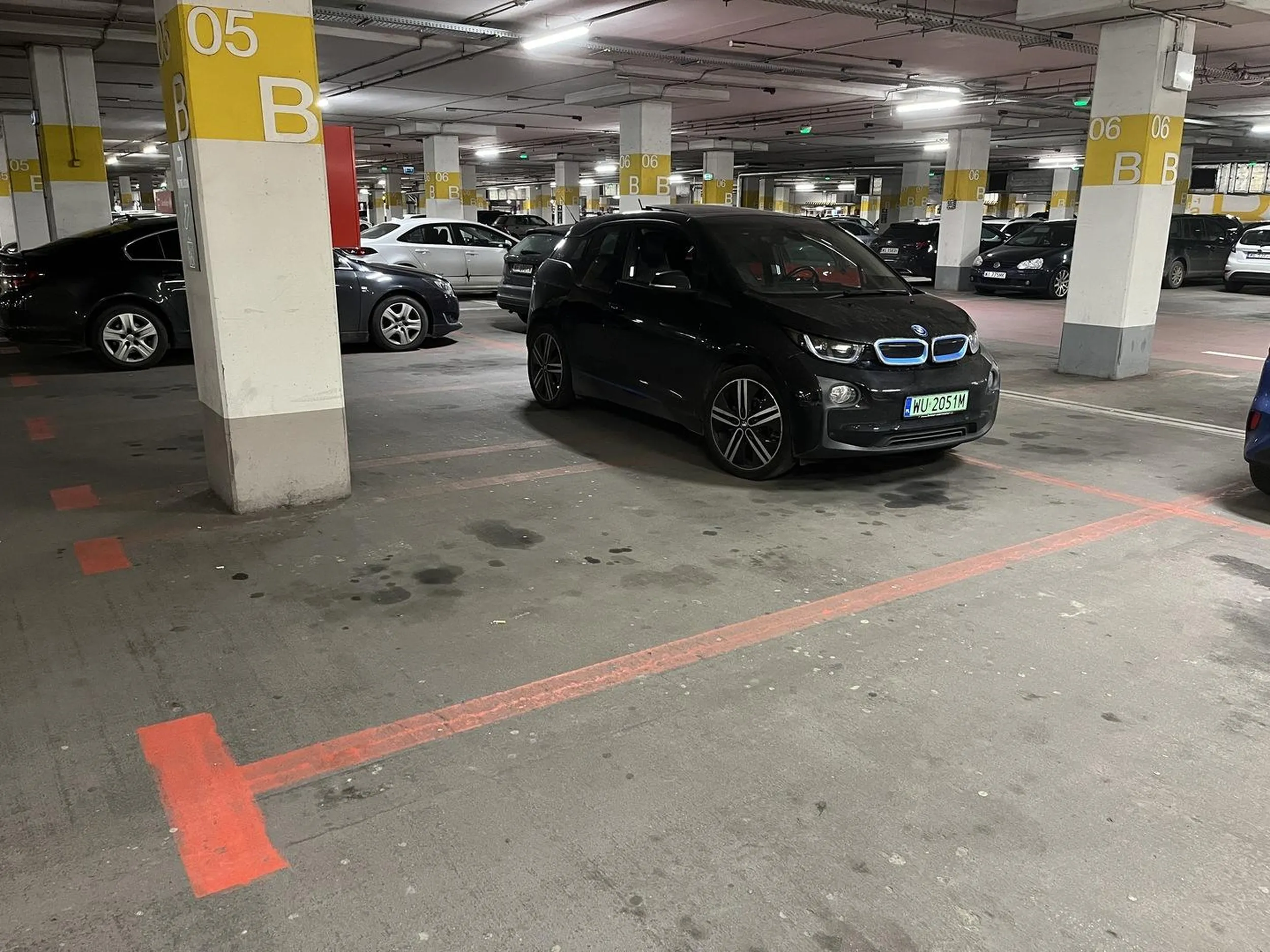 Kierowca kompletnie nie potrafi parkować. Zajął 4 miejsca postojowe w garażu podziemnym...