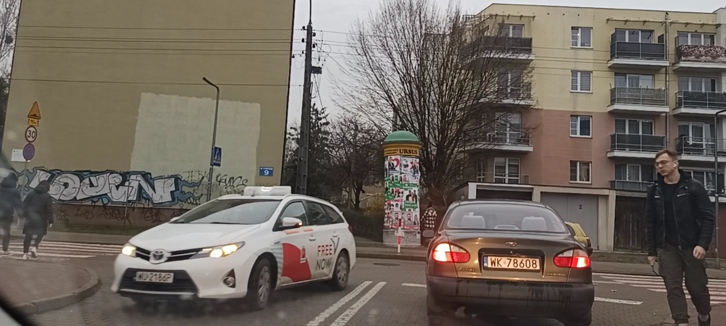 Taryfiarz pirat drogowy nie ustąpił pierwszeństwa pieszemu na przejściu. Mógł go zabić.