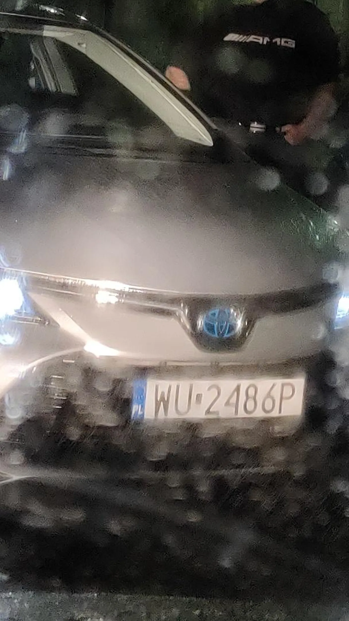 Naucz się jeździć złotówo, jak chciałeś porozmawiać z kolegą wystarczyło zaparkować w miejscu do tego wyznaczonym i usiąść na fotel pasażera, a nie blokować drogę.