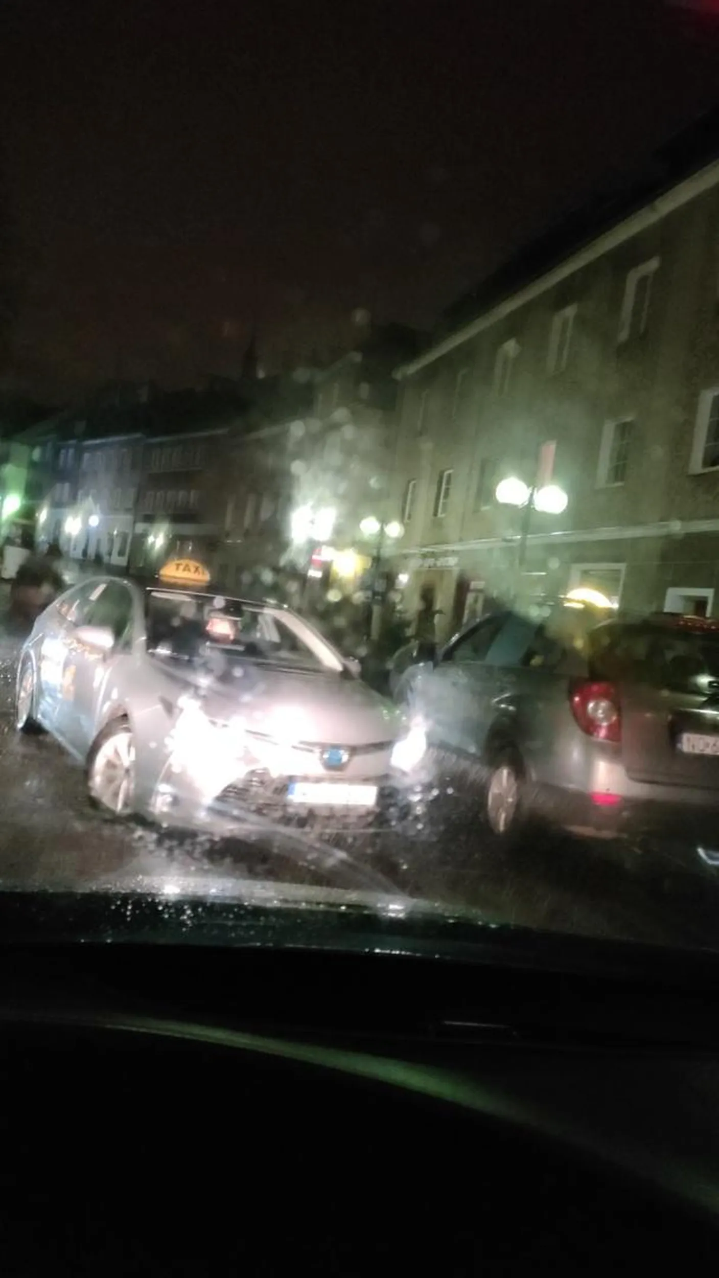 Naucz się jeździć złotówo, jak chciałeś porozmawiać z kolegą wystarczyło zaparkować w miejscu do tego wyznaczonym i usiąść na fotel pasażera, a nie blokować drogę.