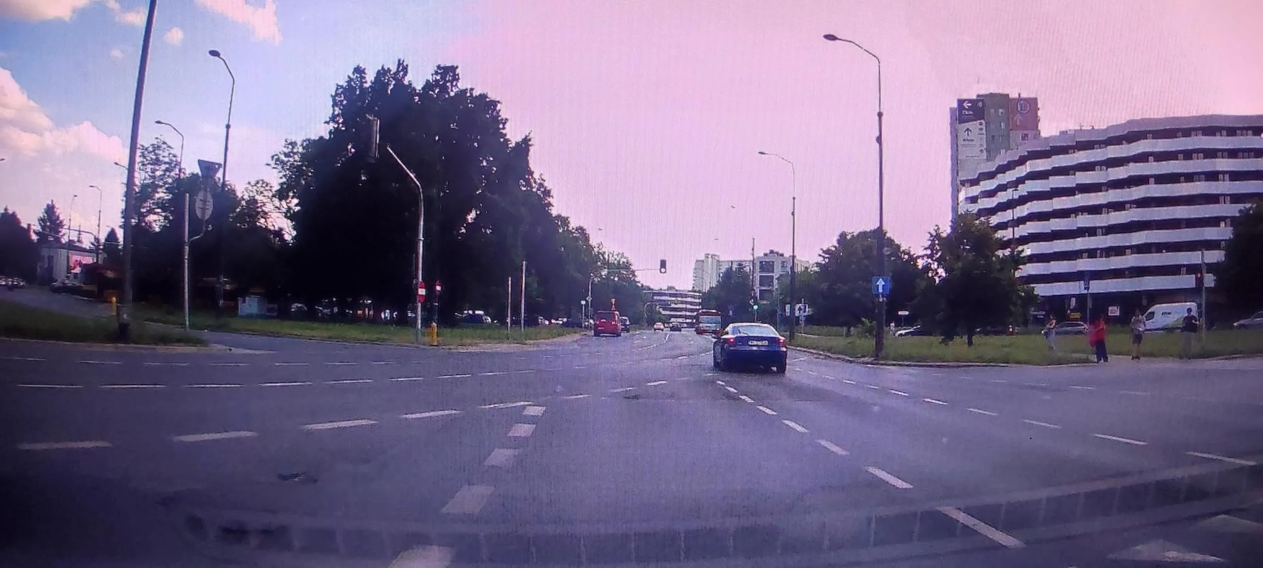 Kolunio to że staliśmy zasygnalizatorem bo tak wyszło a przed nami jest zielone to nie znaczy że możemy jechać za nami wszyscy stali, następnym razem to patrz w lusterka bo lusterka są od tego żeby widzieć co się dzieje z tyłu a nie od przeglądania się w nich.