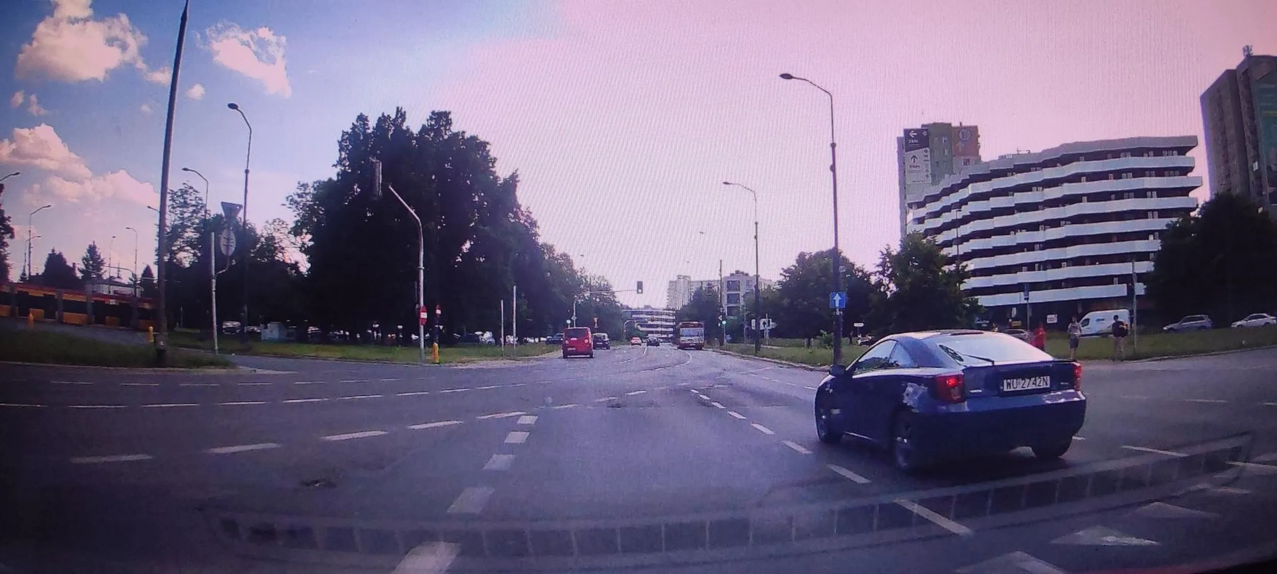 Kolunio to że staliśmy zasygnalizatorem bo tak wyszło a przed nami jest zielone to nie znaczy że możemy jechać za nami wszyscy stali, następnym razem to patrz w lusterka bo lusterka są od tego żeby widzieć co się dzieje z tyłu a nie od przeglądania się w nich.