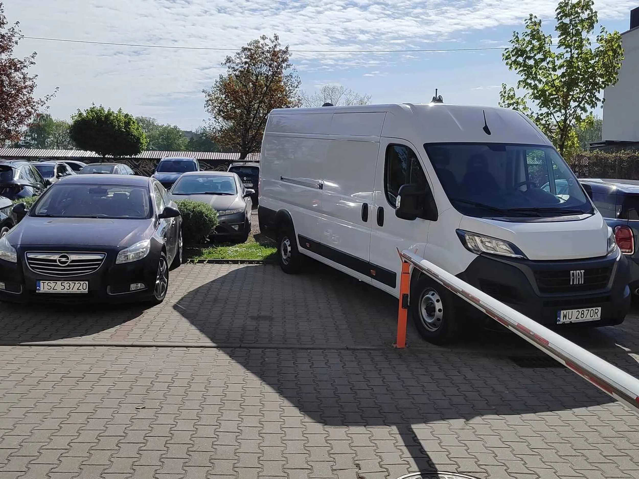 Typ regularnie zastawia miejsca parkingowe lub garaz pod blokiem mieszkalnym tym dostawczym Fiatem.