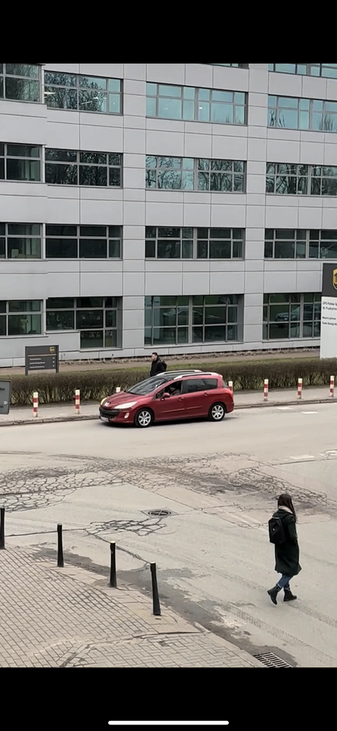 Pan kierowca sobie stoi na środku skrzyżowania i czeka aż kolega kupi browara w okolicznej Żabce. Miejsce parkingowe 10 metrów obok.