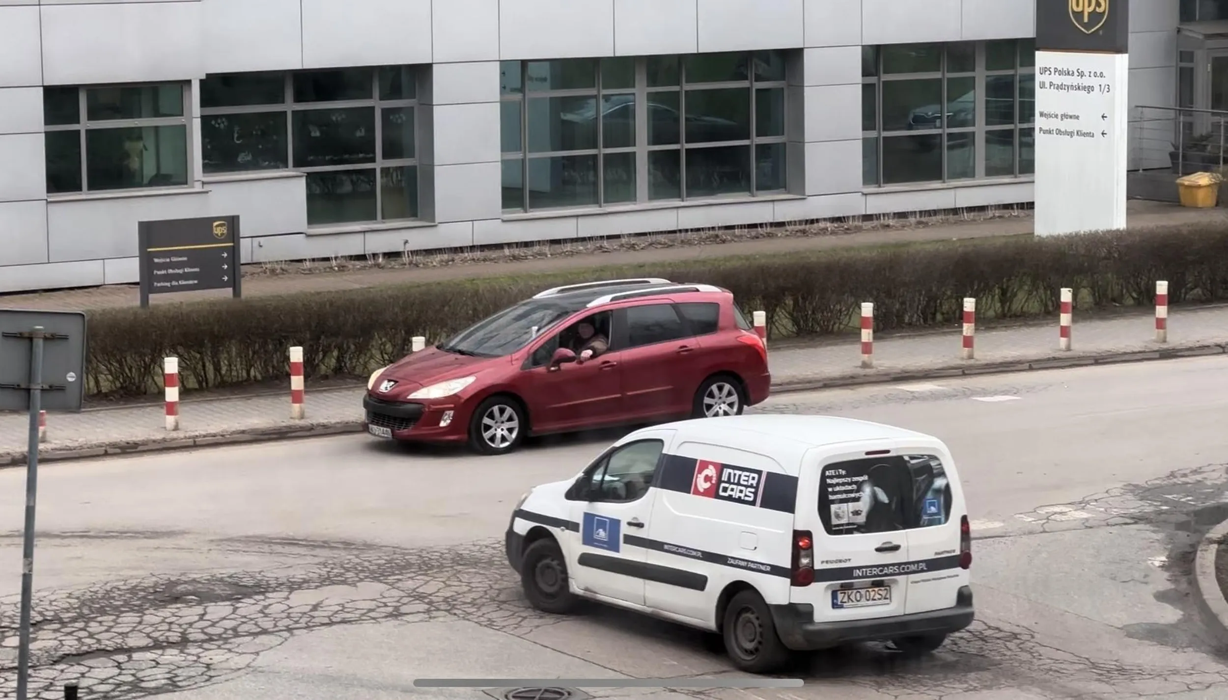 Pan kierowca sobie stoi na środku skrzyżowania i czeka aż kolega kupi browara w okolicznej Żabce. Miejsce parkingowe 10 metrów obok.