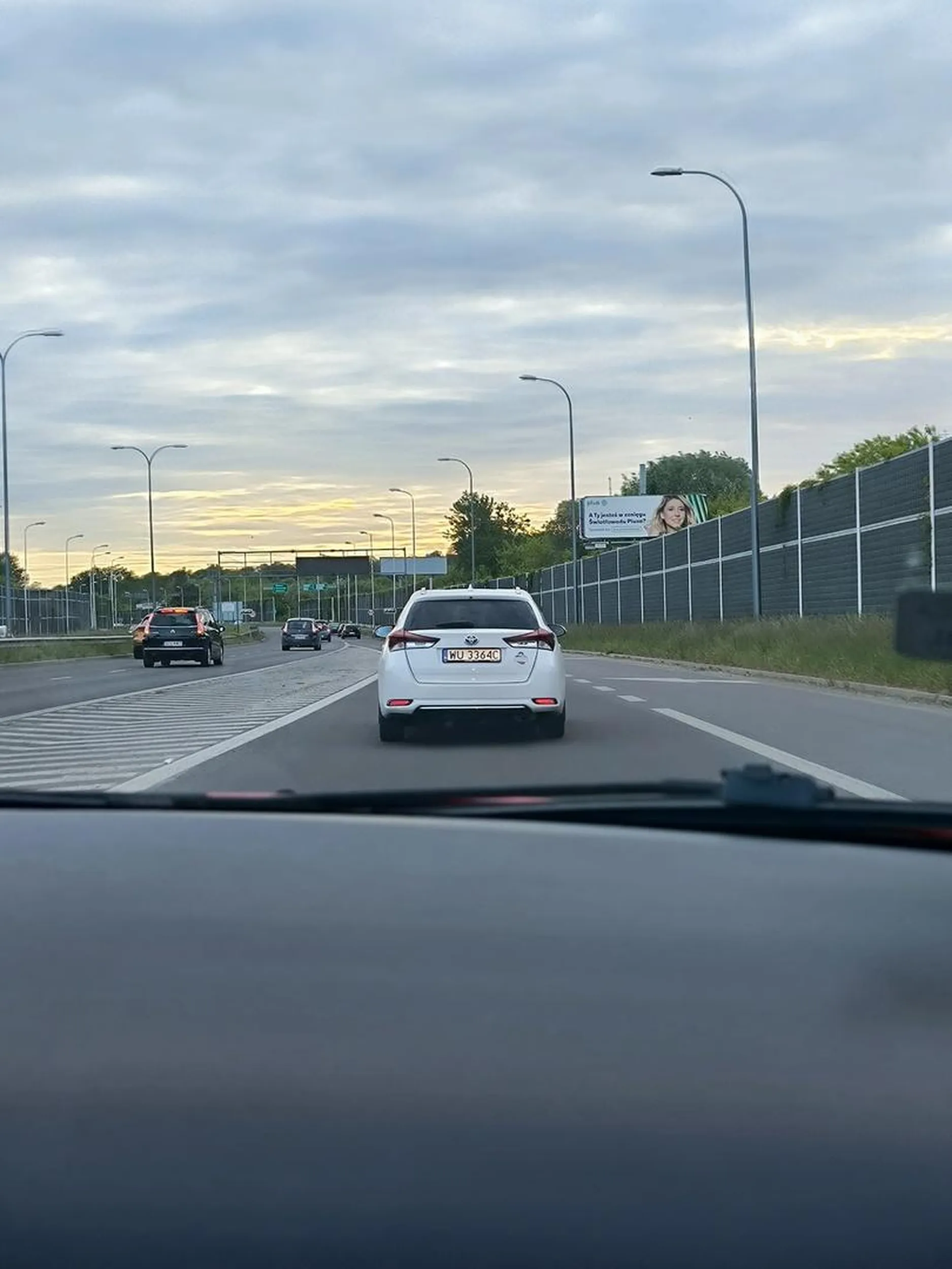 Podczas jazdy z premedytacją wyrzuca przez okno śmieci :/