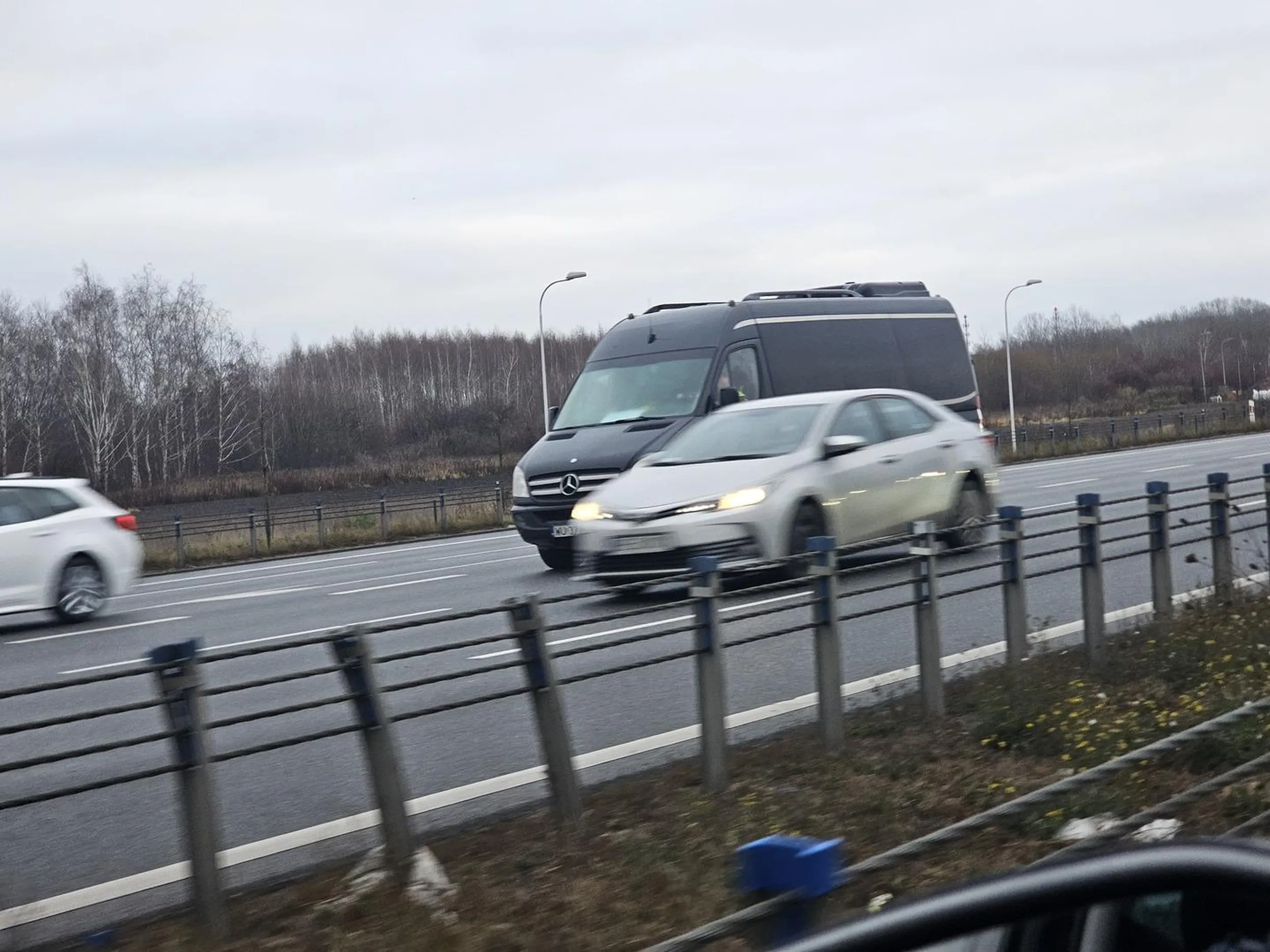 Co trzeba mieć we łbie żeby busa na awaryjnych zostawić na środkowym pasie na S2?