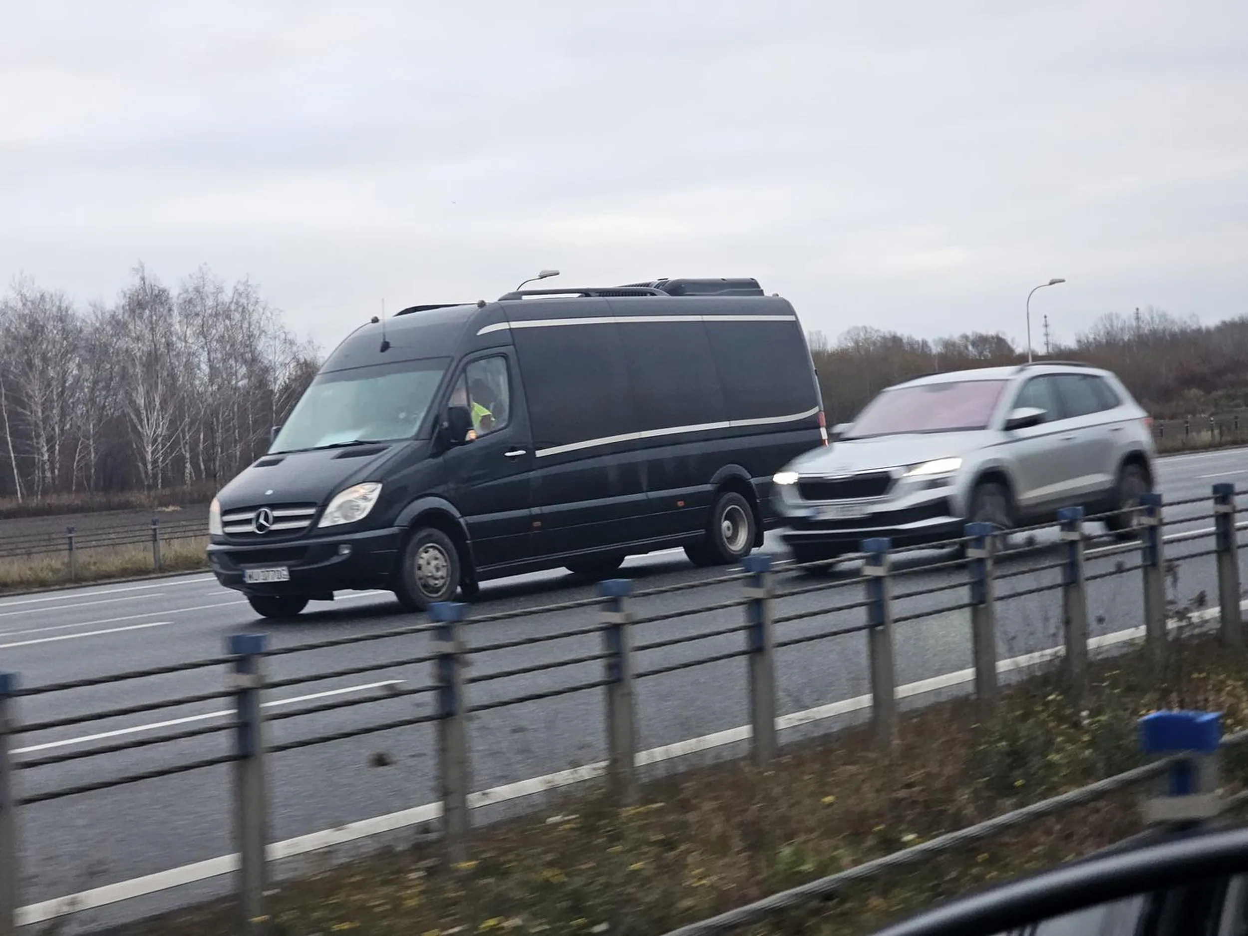 Co trzeba mieć we łbie żeby busa na awaryjnych zostawić na środkowym pasie na S2?