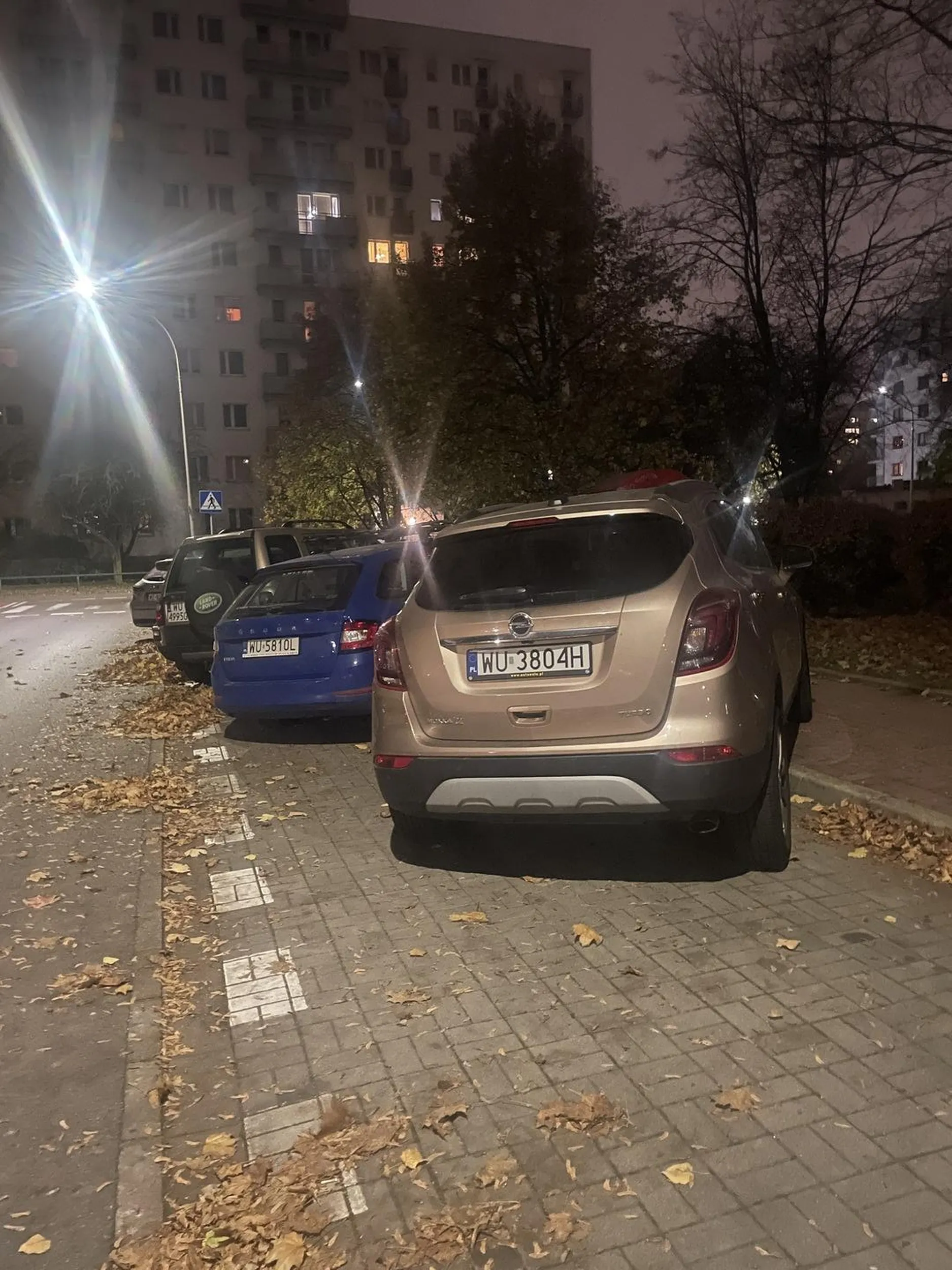 Za deklem co najmniej metr miejsca, żeby się wycofać, ale pajac zajął pół chodnika.