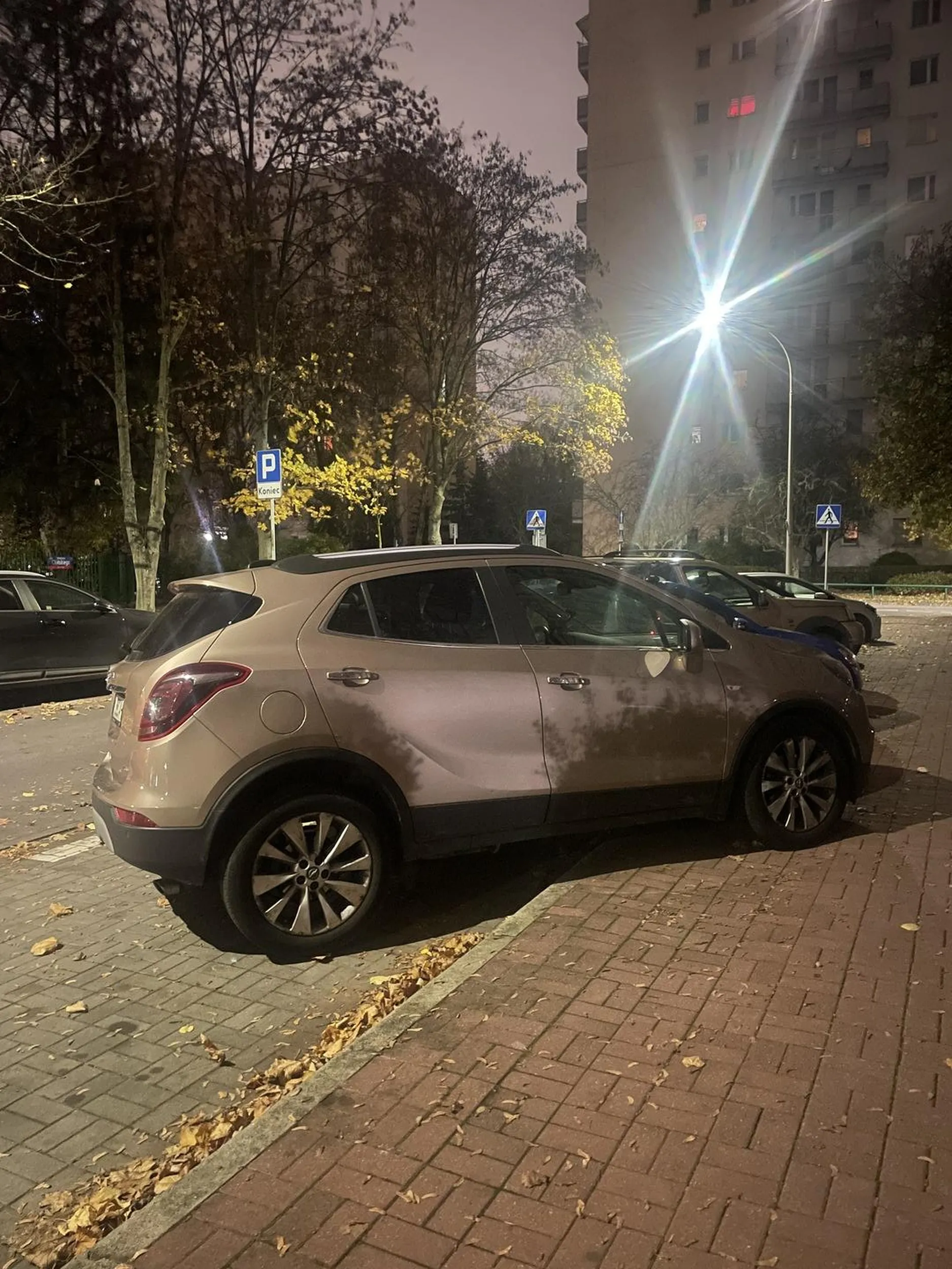 Za deklem co najmniej metr miejsca, żeby się wycofać, ale pajac zajął pół chodnika.