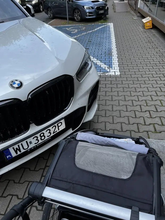 Pani lubi zastawić miejsce dla niepełnosprawnych i nie pozostawia miejsca na chodniku dla przechodniów. Klasyk - pieniądze na samochód się znalazły ale jakiejkolwiek klasy i taktu brak. Intelektualnie zapewne też słabo, bo po zwróceniu uwagi nadal nie potrafi przestawić auta