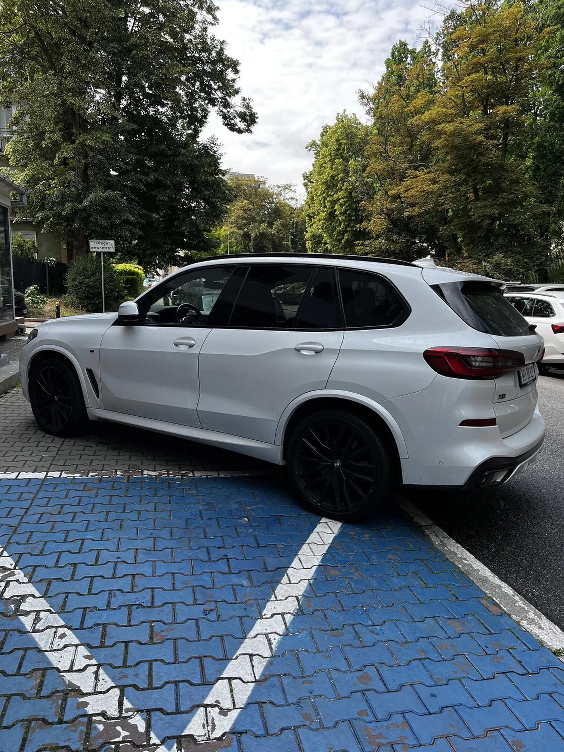 Pani lubi zastawić miejsce dla niepełnosprawnych i nie pozostawia miejsca na chodniku dla przechodniów. Klasyk - pieniądze na samochód się znalazły ale jakiejkolwiek klasy i taktu brak. Intelektualnie zapewne też słabo, bo po zwróceniu uwagi nadal nie potrafi przestawić auta