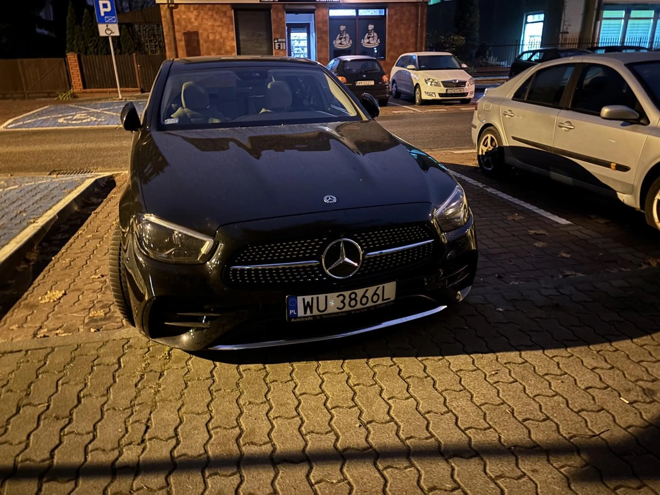 Kolejny Baran, to że kupiłeś Mercedesa, nie zwalnia cię z prawidłowego parkowania ćwoku