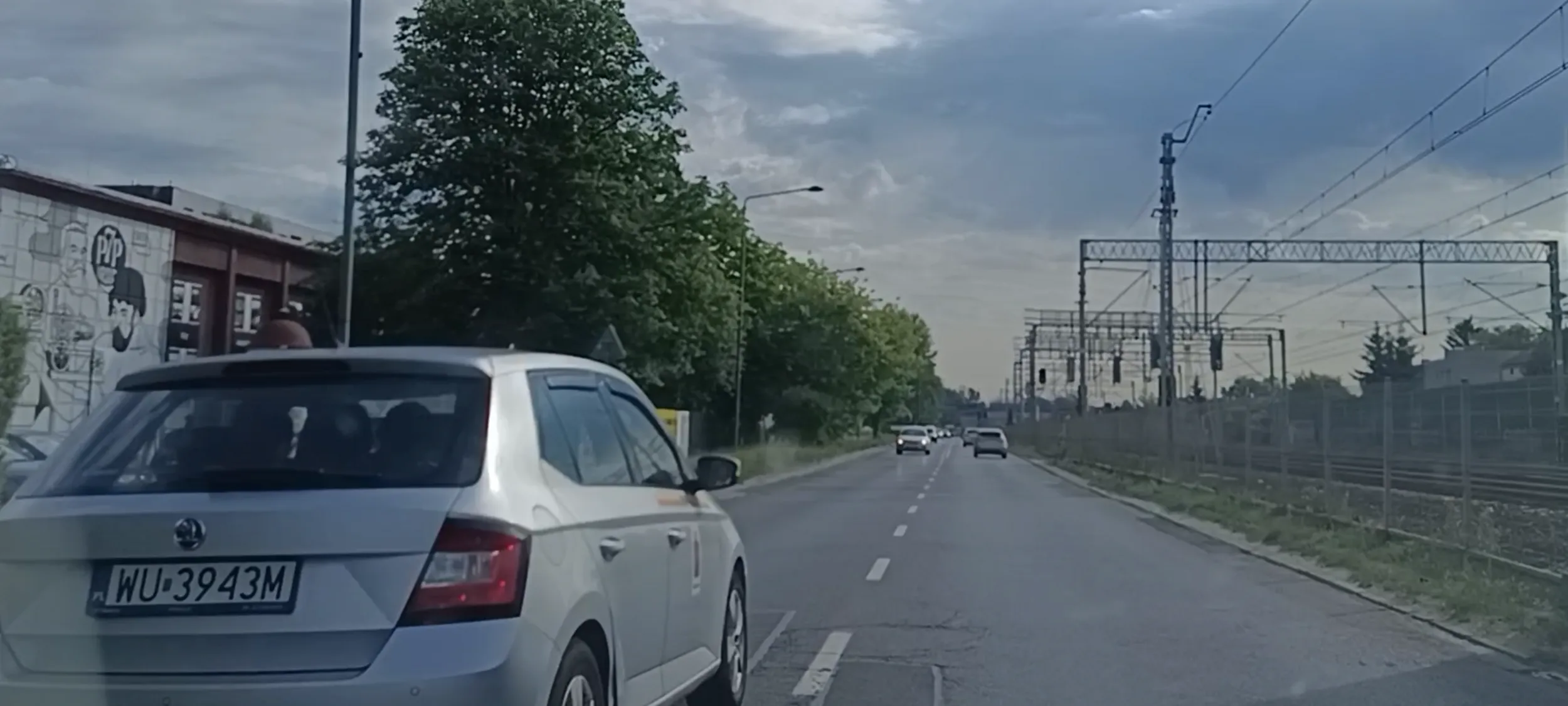 Kierowca stary dziad to bandyta drogowy, tutaj wyprzedza z prędkością 100kmh w miejscu ograniczenia prędkości do 50kmh a wcześniej wyprzedzał samochody jadące za mną i to  na skrzyżowaniu oraz na 2 przejściach dla pieszych.