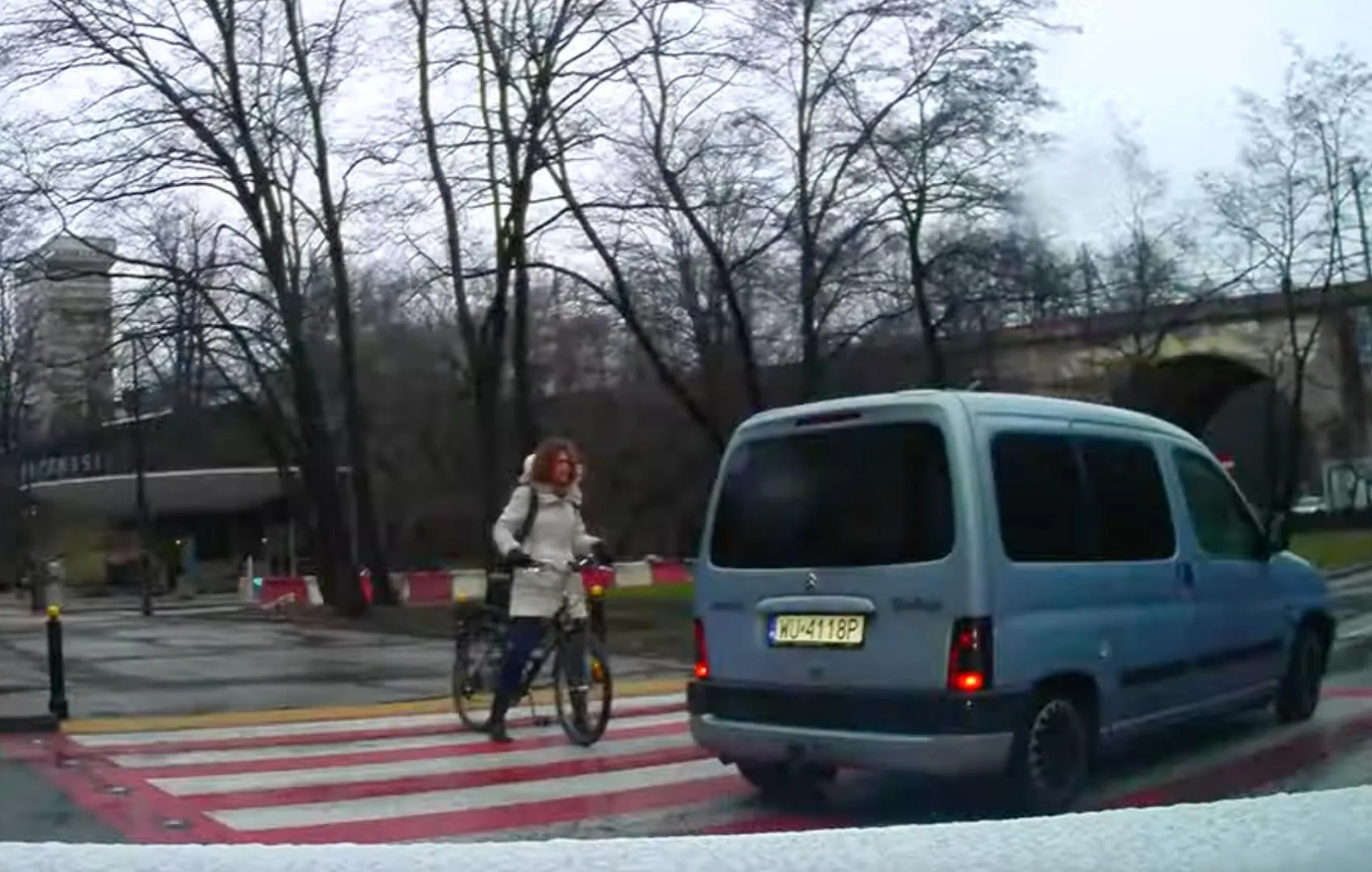 Wjazd na pasy bez zachowania ostrożności. Niemalże potrącenie rowerzystki.