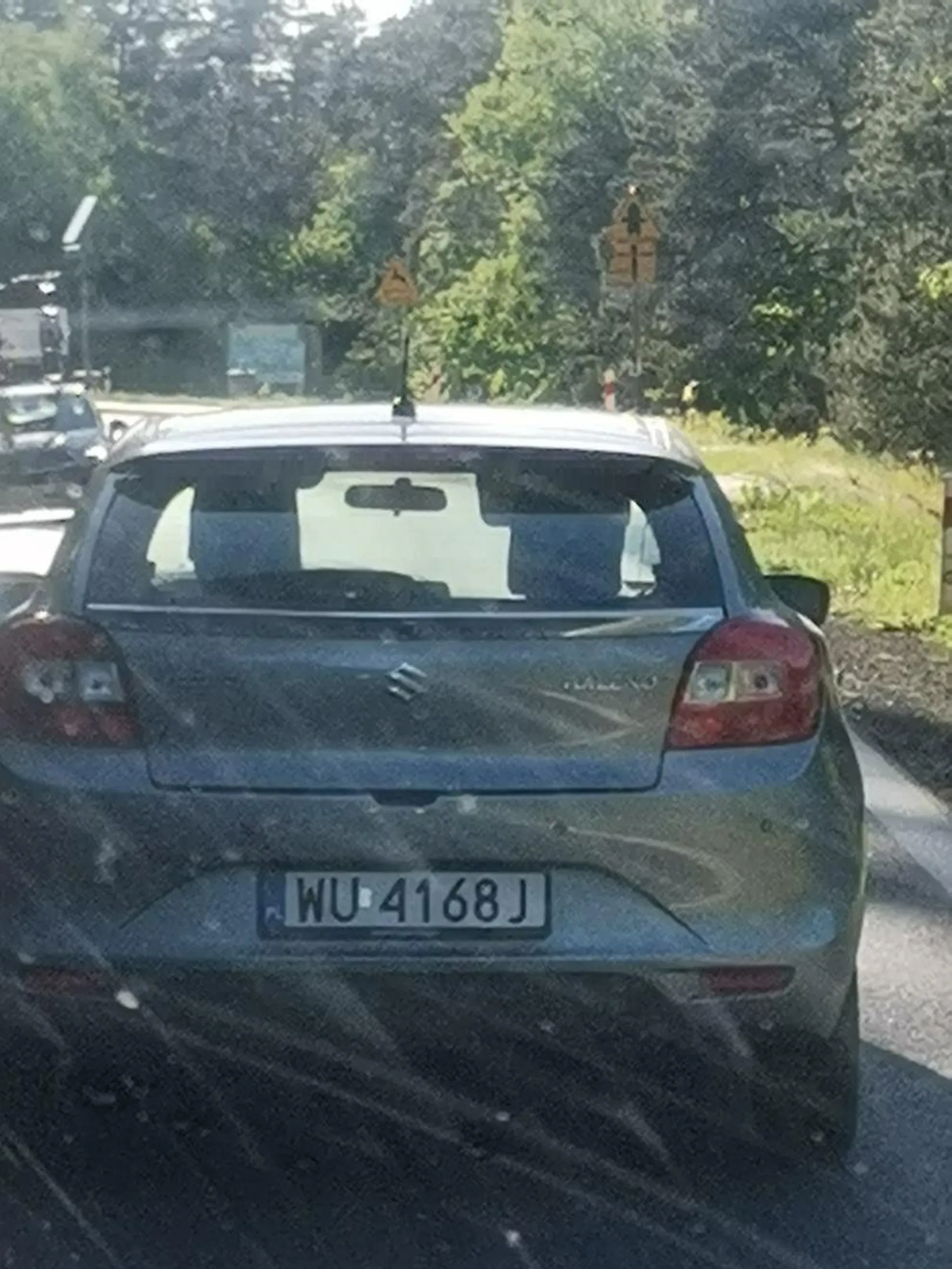 Jeździ jak skończony jełop, oczywiście blondynka. Tam gdzie można 90 jedzie 50-60.