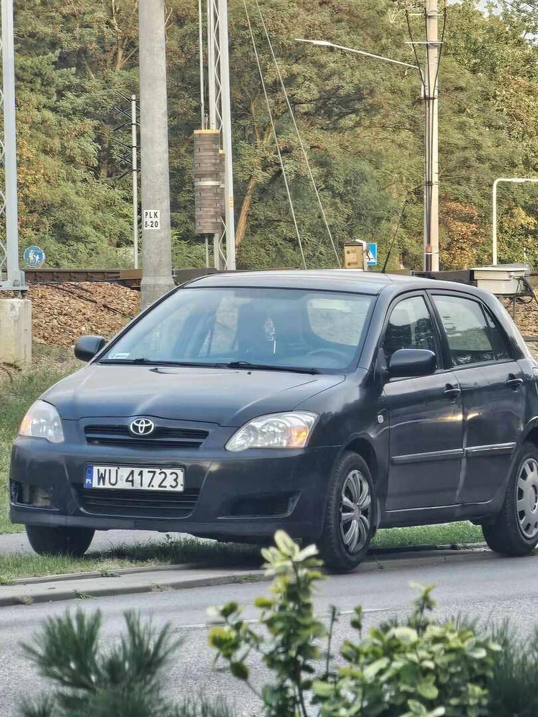 Pięknie stoi na pasie zieleni i na drodze dla rowerzystów. Nie polecam.