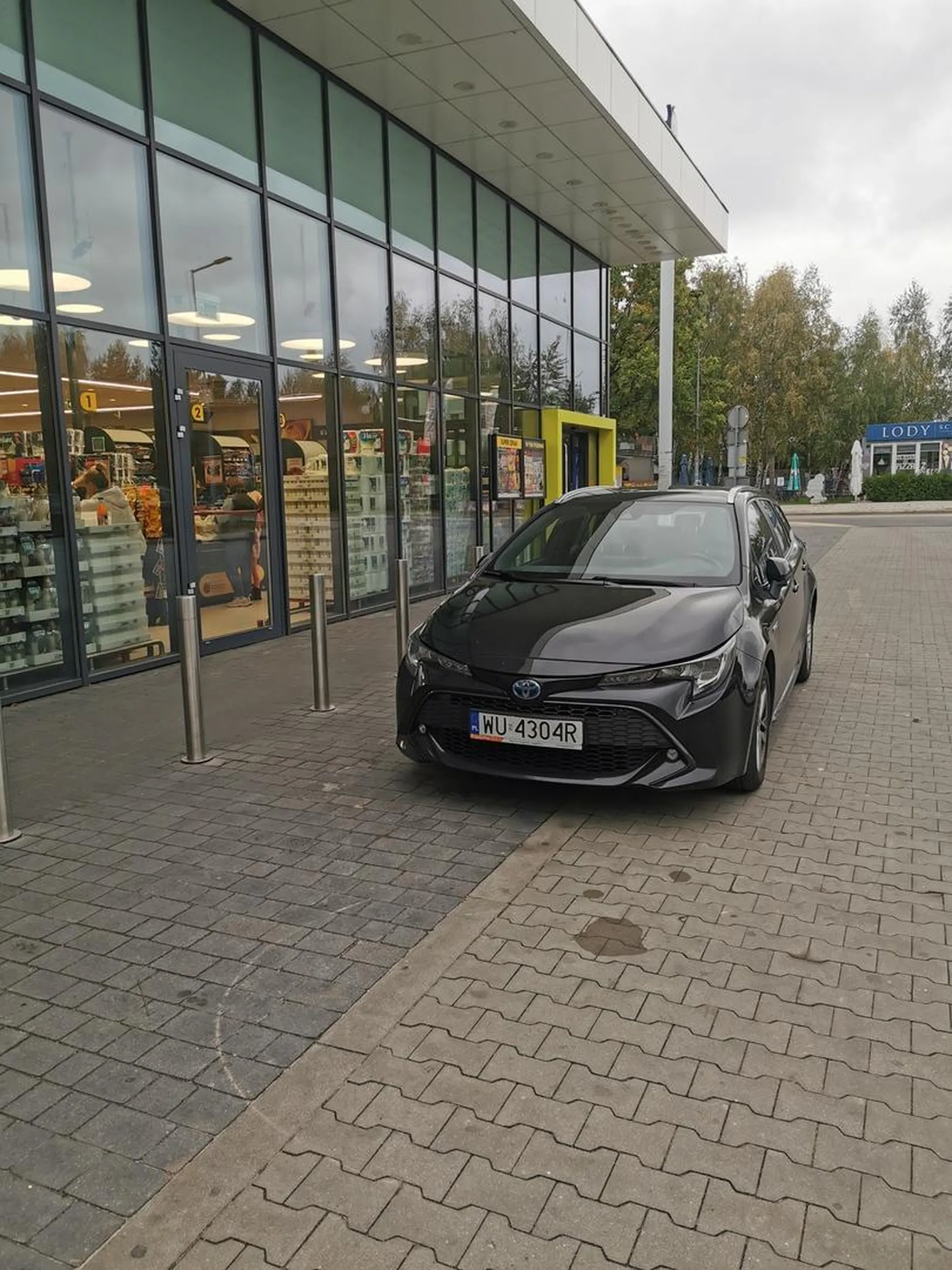 Na parkingu pełno miejsc a książę musi zaparkować z dupy. Następnym razem do sklepu wjedź.