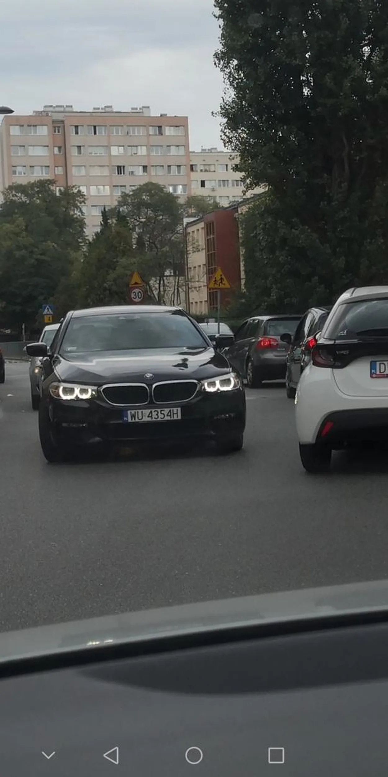 Wyjątkowa ropucha, zablokowała 2 skrzyżowania i wąską uliczkę. Początkowo myślałem że spóźnia się jej okres, jednak po bliższym zetknieciu stwierdzam, że to menopauza. Zlana potem wściekła suka przez kilkanaście minut zablokowała uliczkę, ponieważ jej ego nie pozwoliło wrzucić wstecznego.