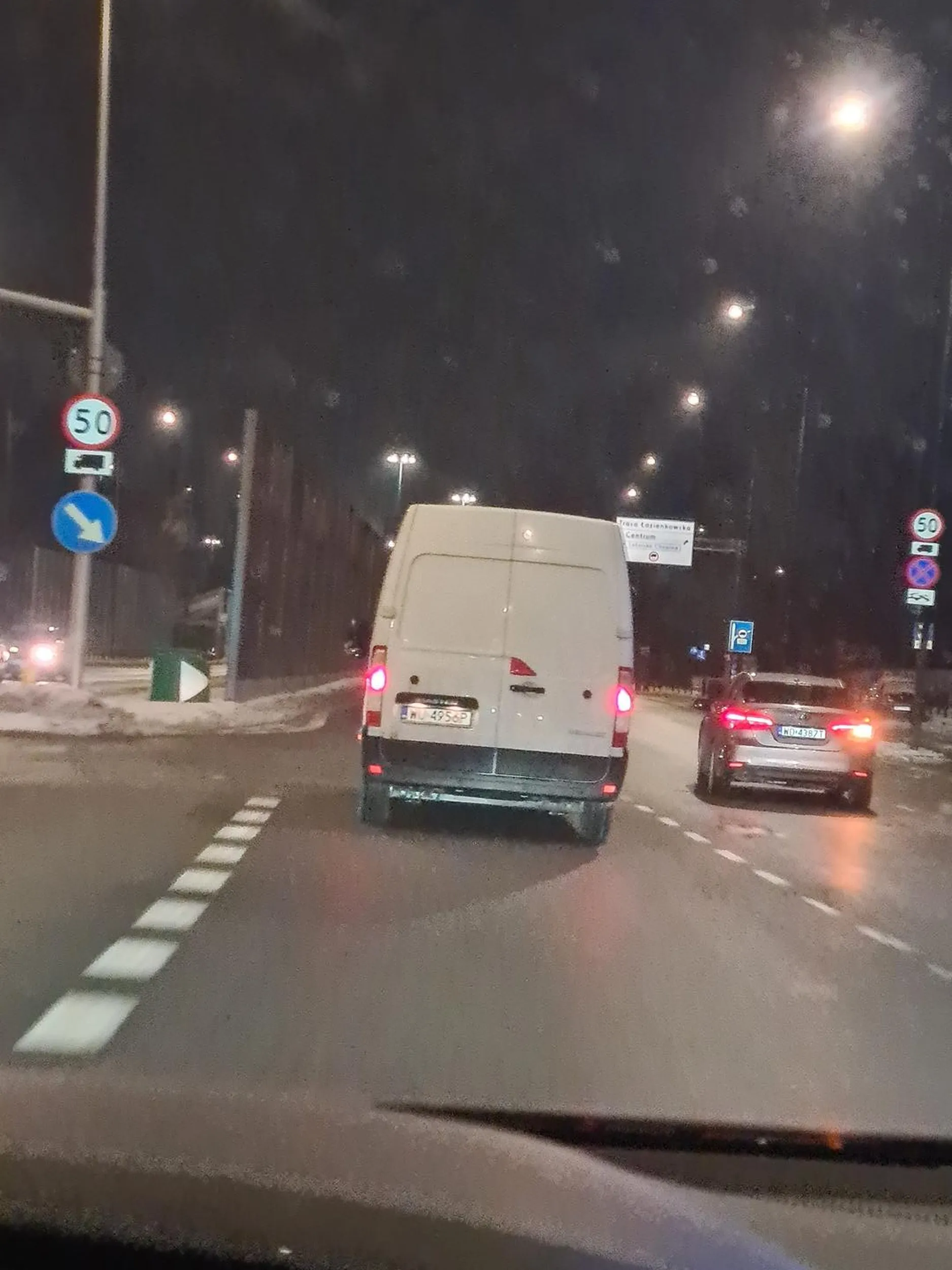 Jedzie lewym pasem 40km/h blokując ruch, samochody muszą go wyprzedzać z prawej strony.