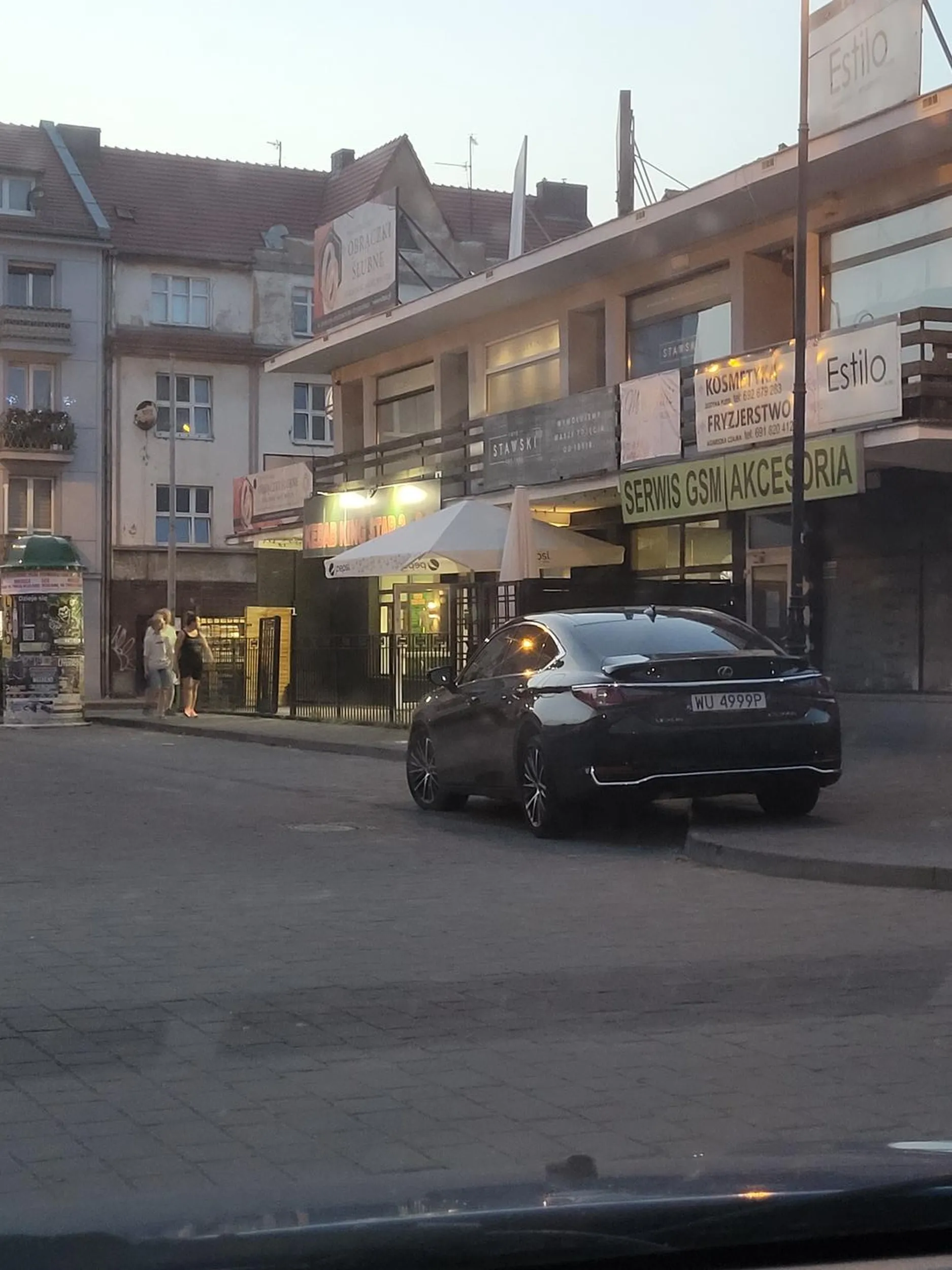 Cały parking wolny a zaparkowane na chodniku