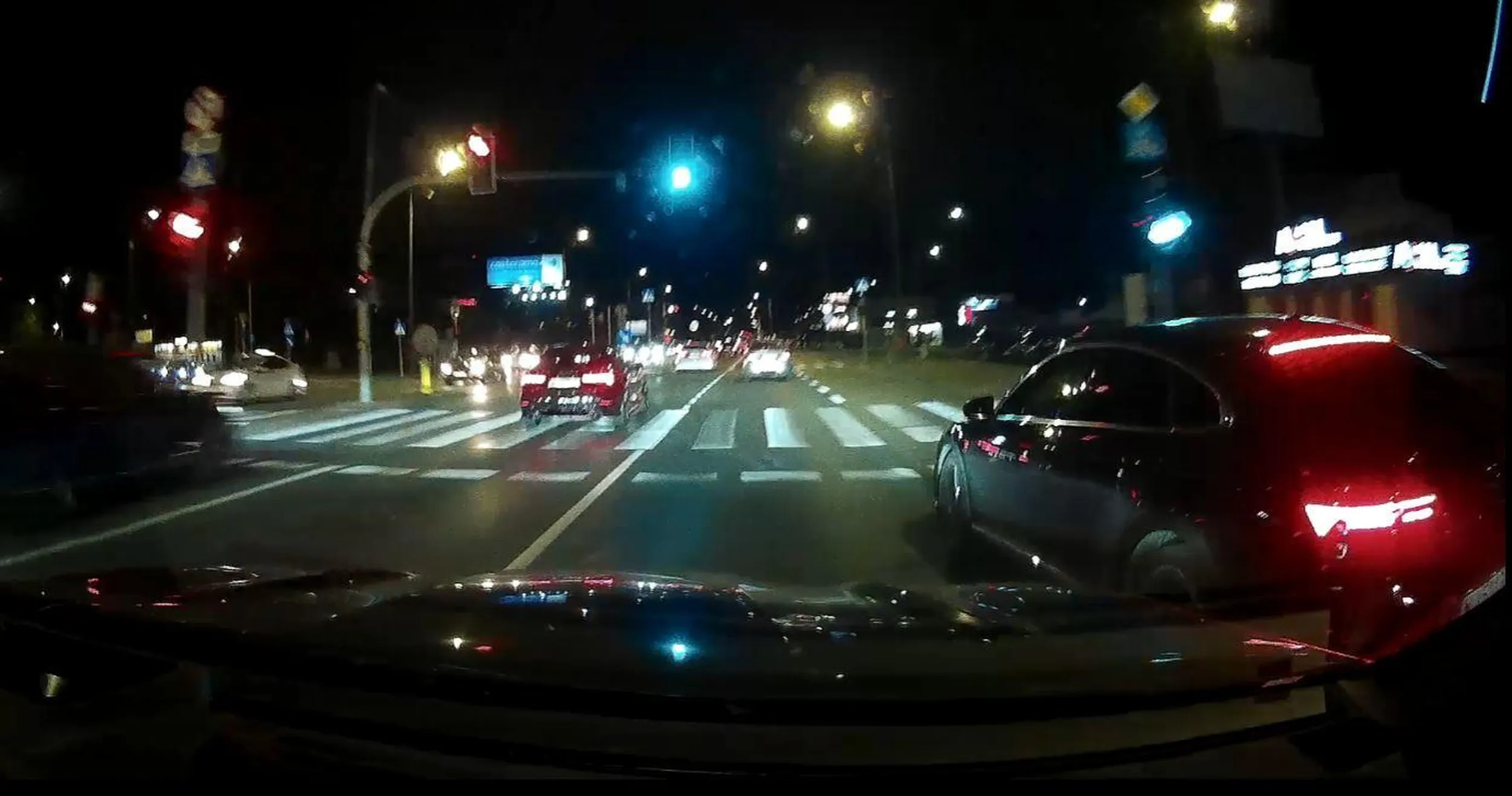 Musi przyspieszyć, żeby wcisnąć się zajeżdżając drogę. Z tyłu dużo miejsca. Niewiele brakowało do kolizji. Uwaga, porusza się m.in. ulicami Skoroszewską, Aleje Jerozolimskie, Łopuszańska.