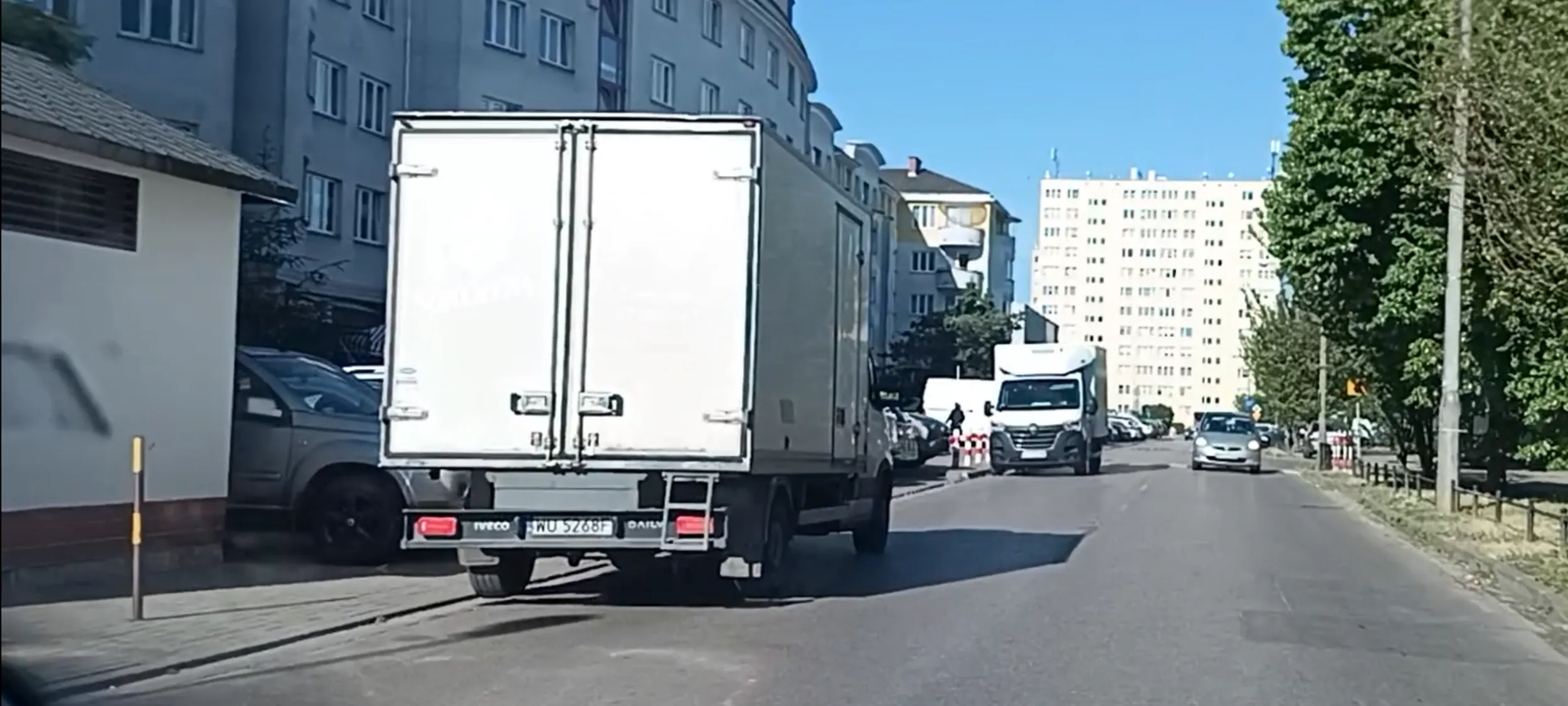 Bandyta drogowy stoi na ulicy i blokuje przejazd