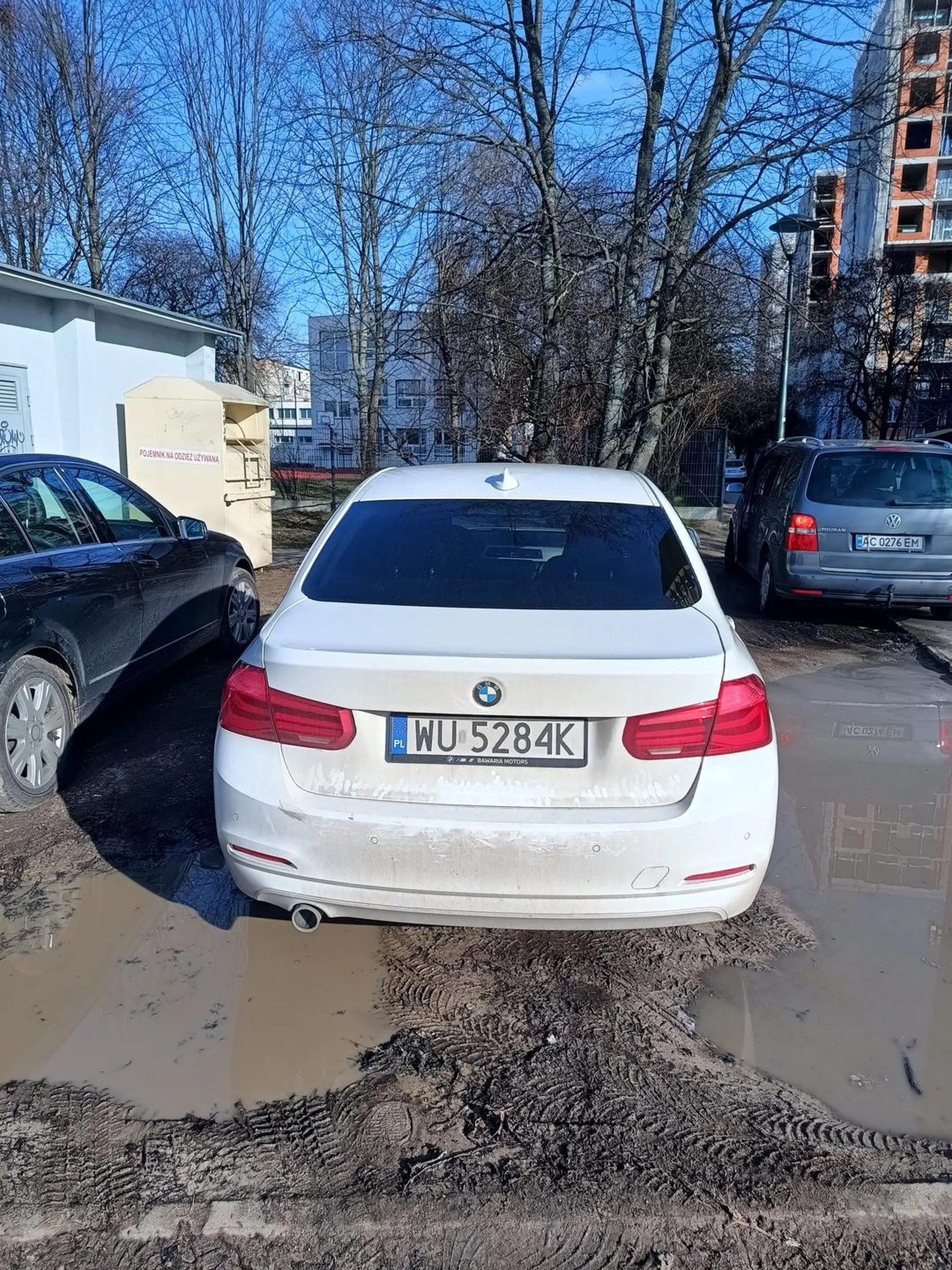 Lubi parkowanie w psich kupach i w błocie po zniszczonych trawnikach
