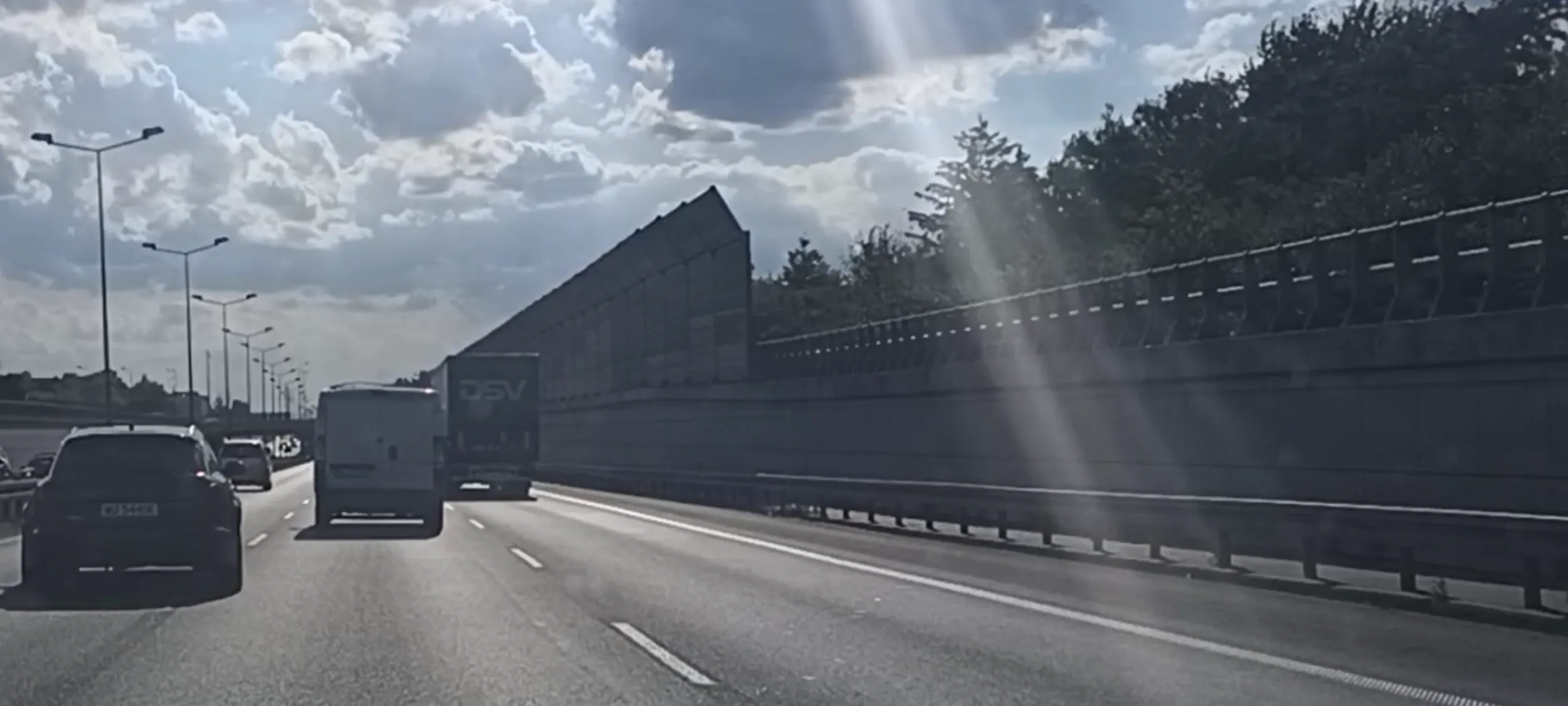 Bandyta drogowy na S2 jedzie 180 kmh w miejscu ograniczenia do 100kmh, zajeżdża drogę na pasie ruchu, wyprzedza z lewej i prawej  jadąc slalomem między samochodami