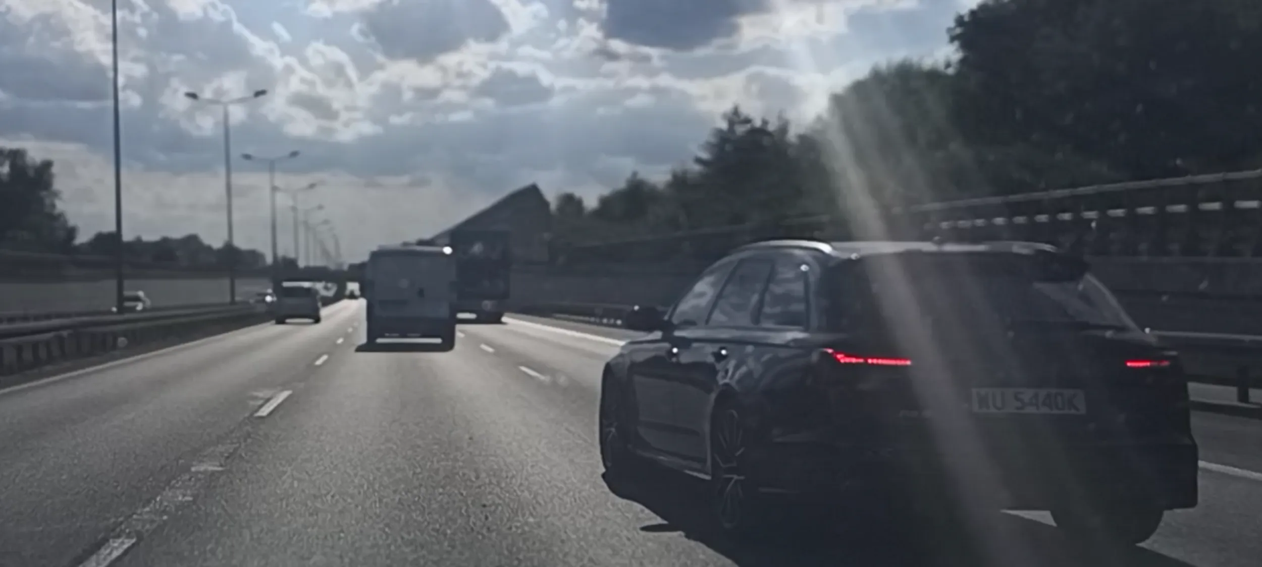 Bandyta drogowy na S2 jedzie 180 kmh w miejscu ograniczenia do 100kmh, zajeżdża drogę na pasie ruchu, wyprzedza z lewej i prawej  jadąc slalomem między samochodami