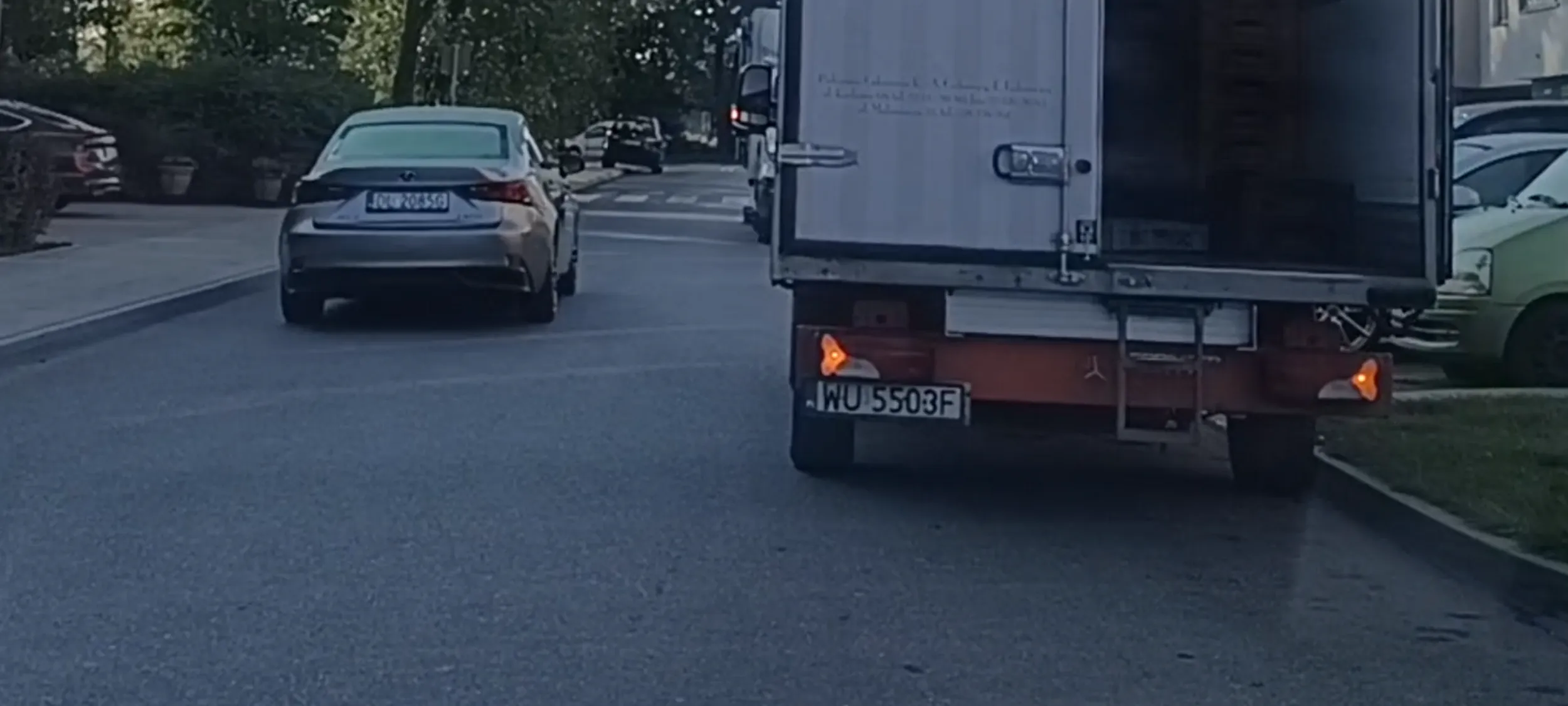 Cham parkuje na ulicy z zakazem zatrzymywanie się i postoju